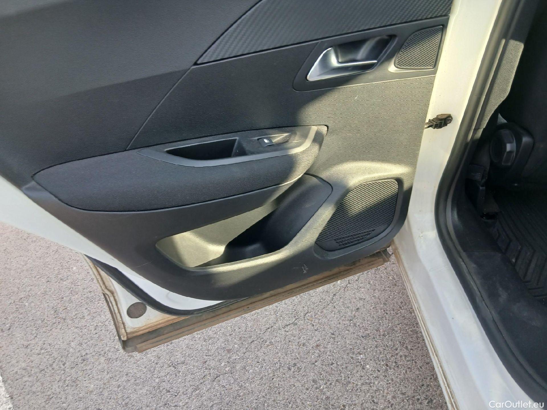  Peugeot  2008 PEUGEOT  / 2019 / 5P / todoterreno Active BlueHDI 81kW (110CV) #39