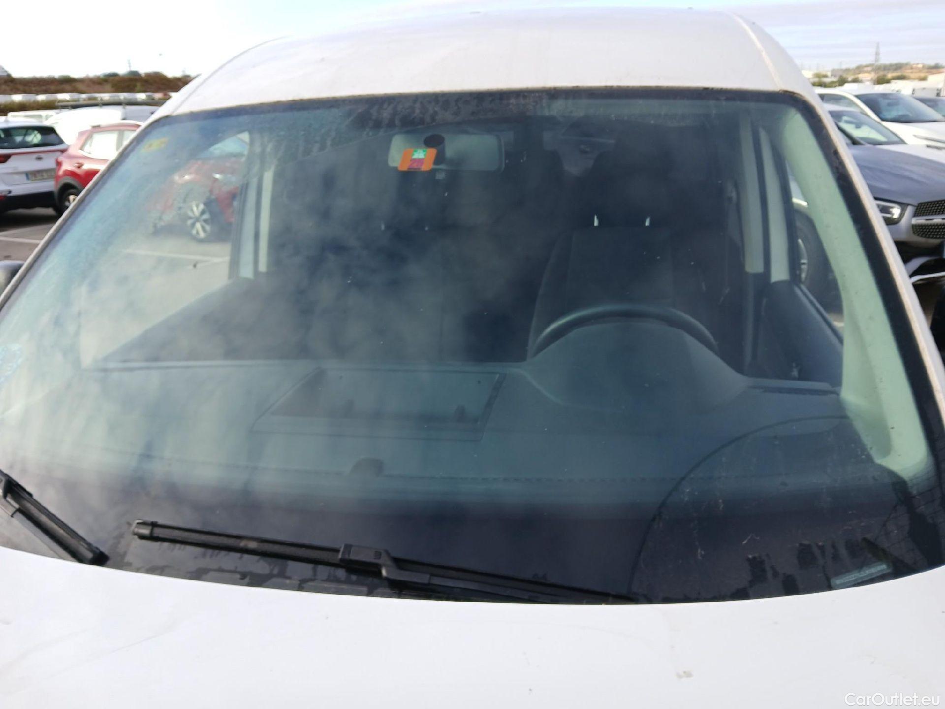  Volkswagen  Caddy VOLKSWAGEN  / 2015 / 4P / combi Profesional Kombi 2.0 TDI 75kW BMT (CX) #26