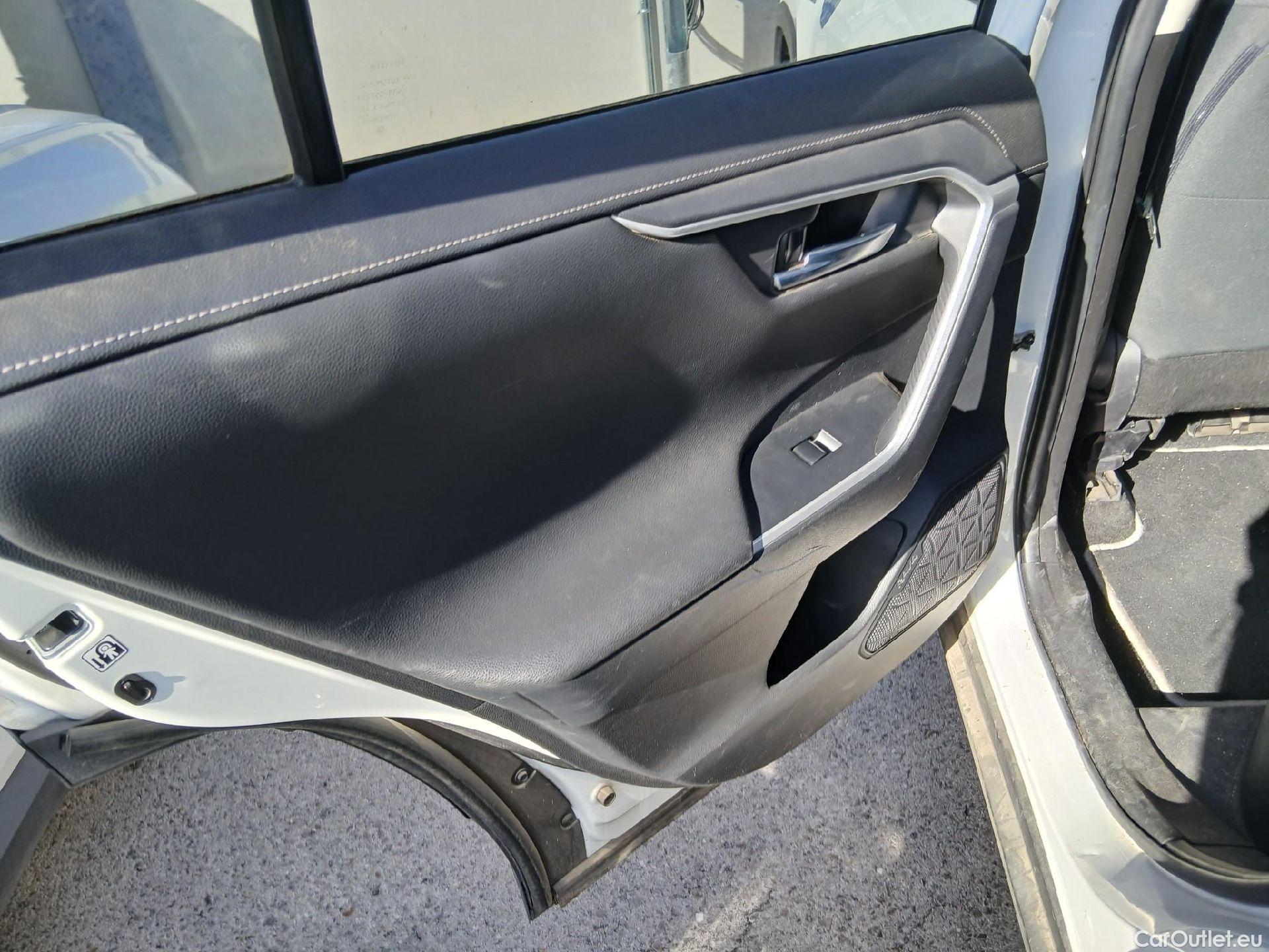  Toyota  RAV4 TOYOTA  / 2018 / 5P / todoterreno 2.5l 220H Advance 4WD #30