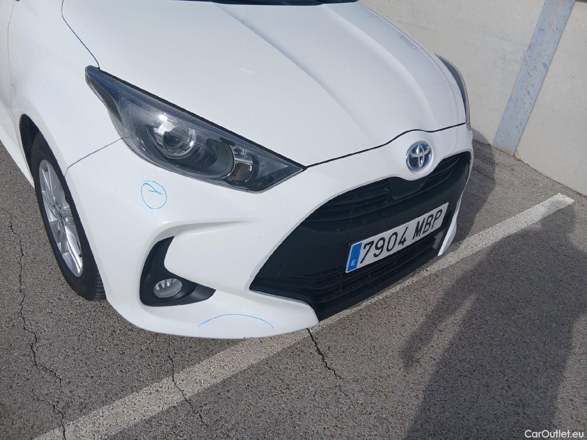  Toyota  Yaris TOYOTA  / 2020 / 5P / berlina con portón 1.5 120H Business Plus #3