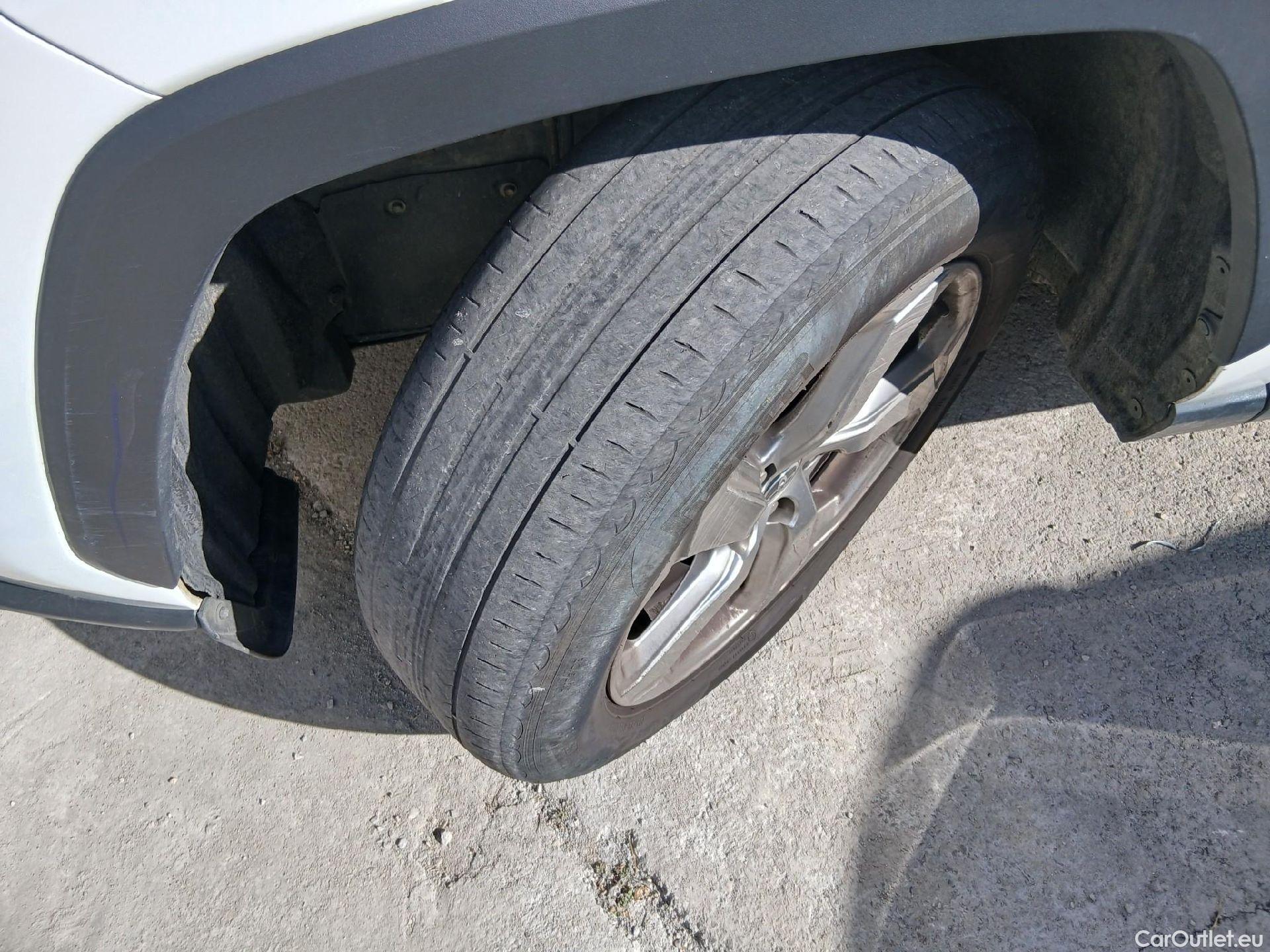  Toyota  RAV4 TOYOTA  / 2018 / 5P / todoterreno 2.5l 220H Advance 4WD #2
