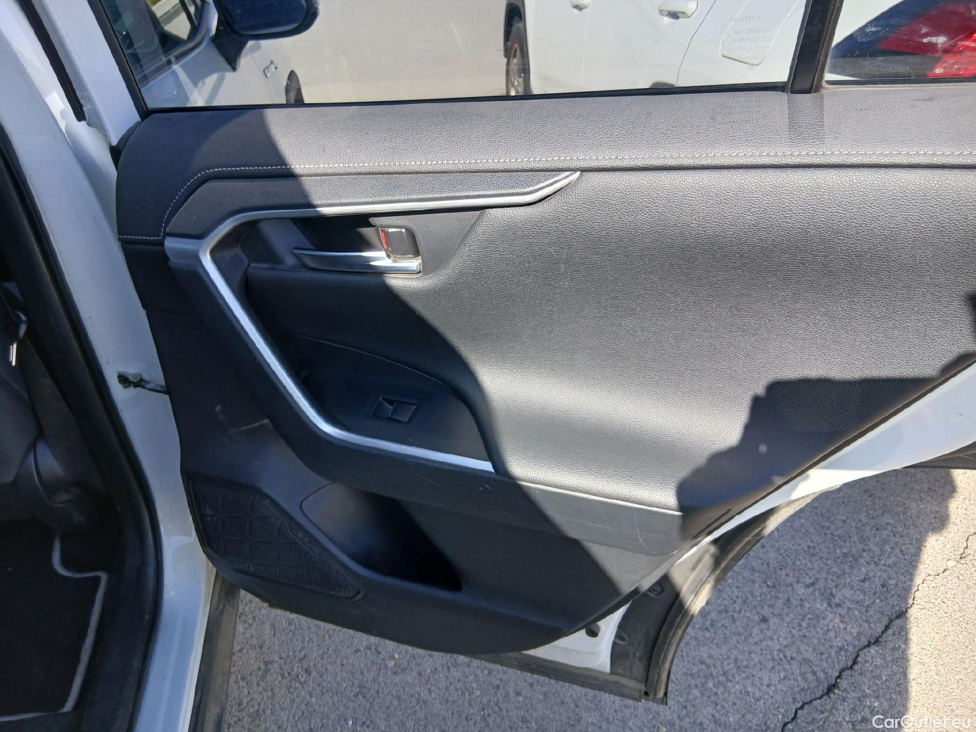  Toyota  RAV4 TOYOTA  / 2018 / 5P / todoterreno 2.5l 220H Advance 4WD #40
