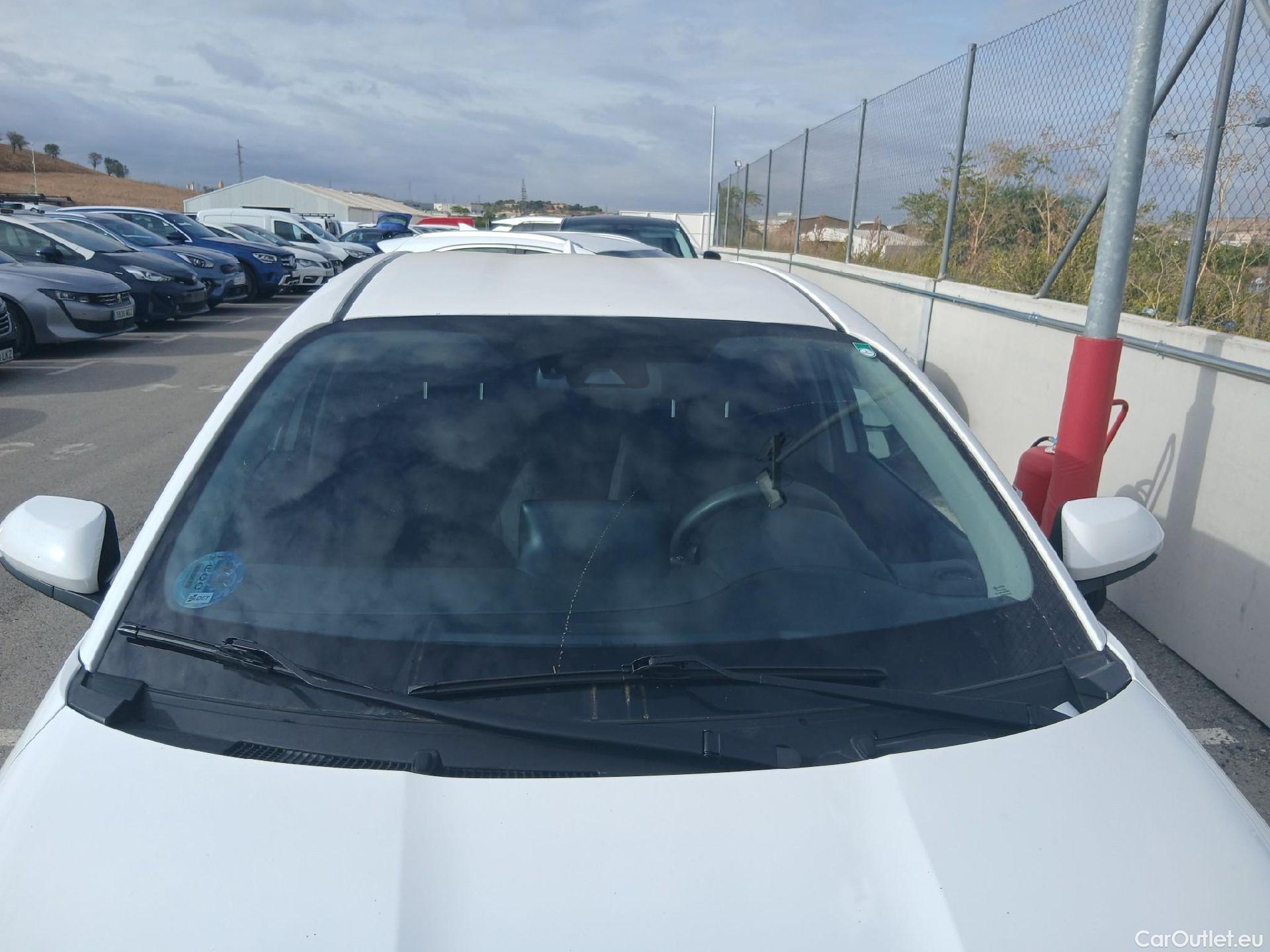  Toyota  Yaris TOYOTA  / 2020 / 5P / berlina con portón 1.5 120H Business Plus #7