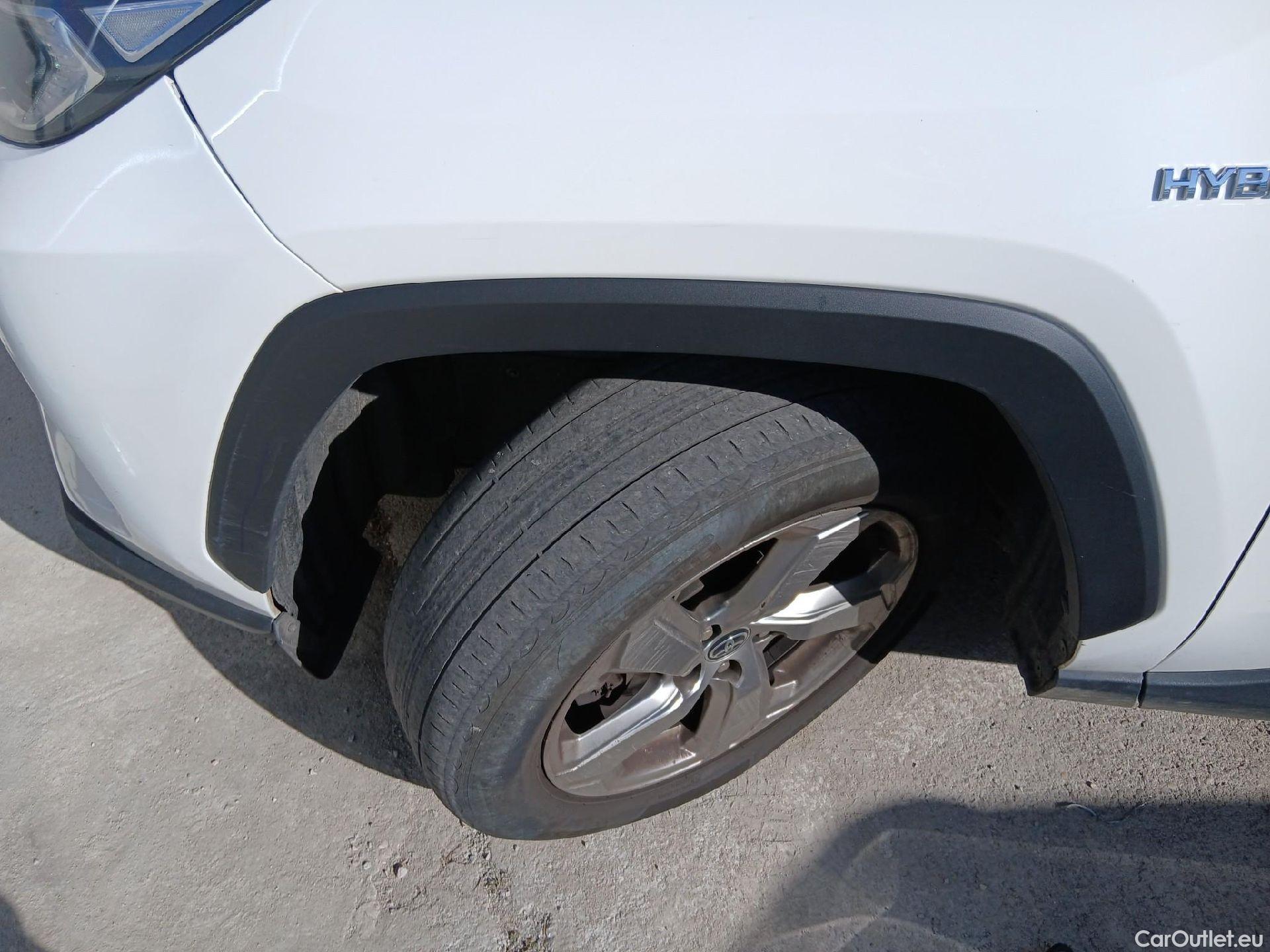  Toyota  RAV4 TOYOTA  / 2018 / 5P / todoterreno 2.5l 220H Advance 4WD #16