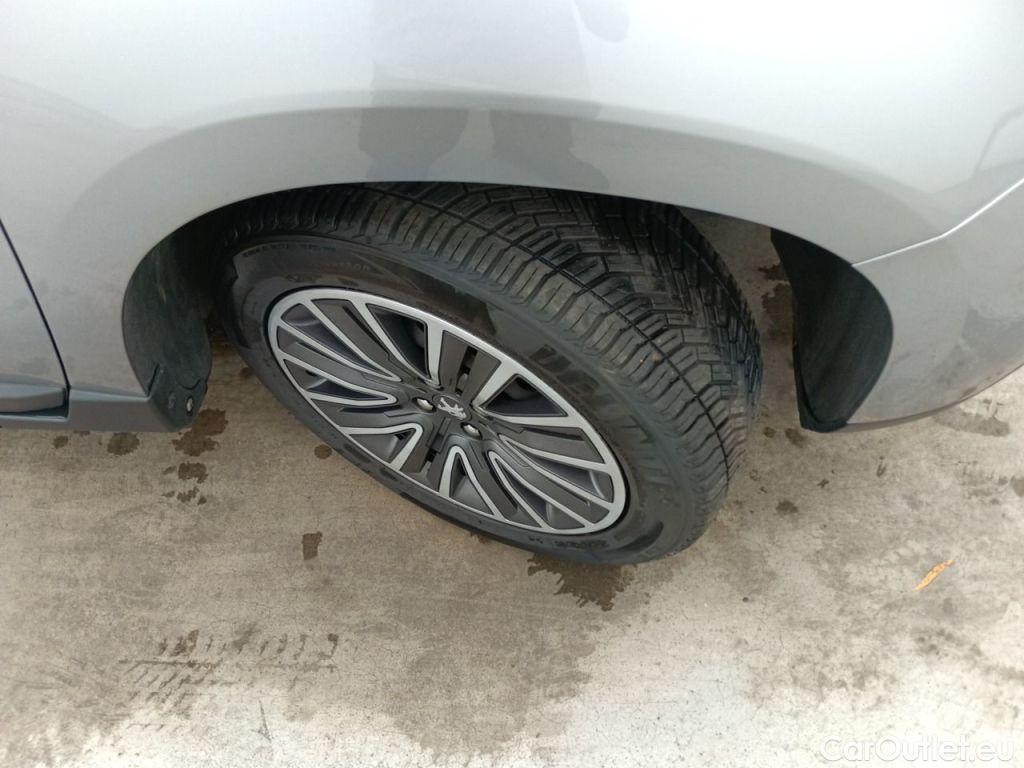 Peugeot  2008 Peugeot  1.2 Puretech 61kW S&S Active 5d #16