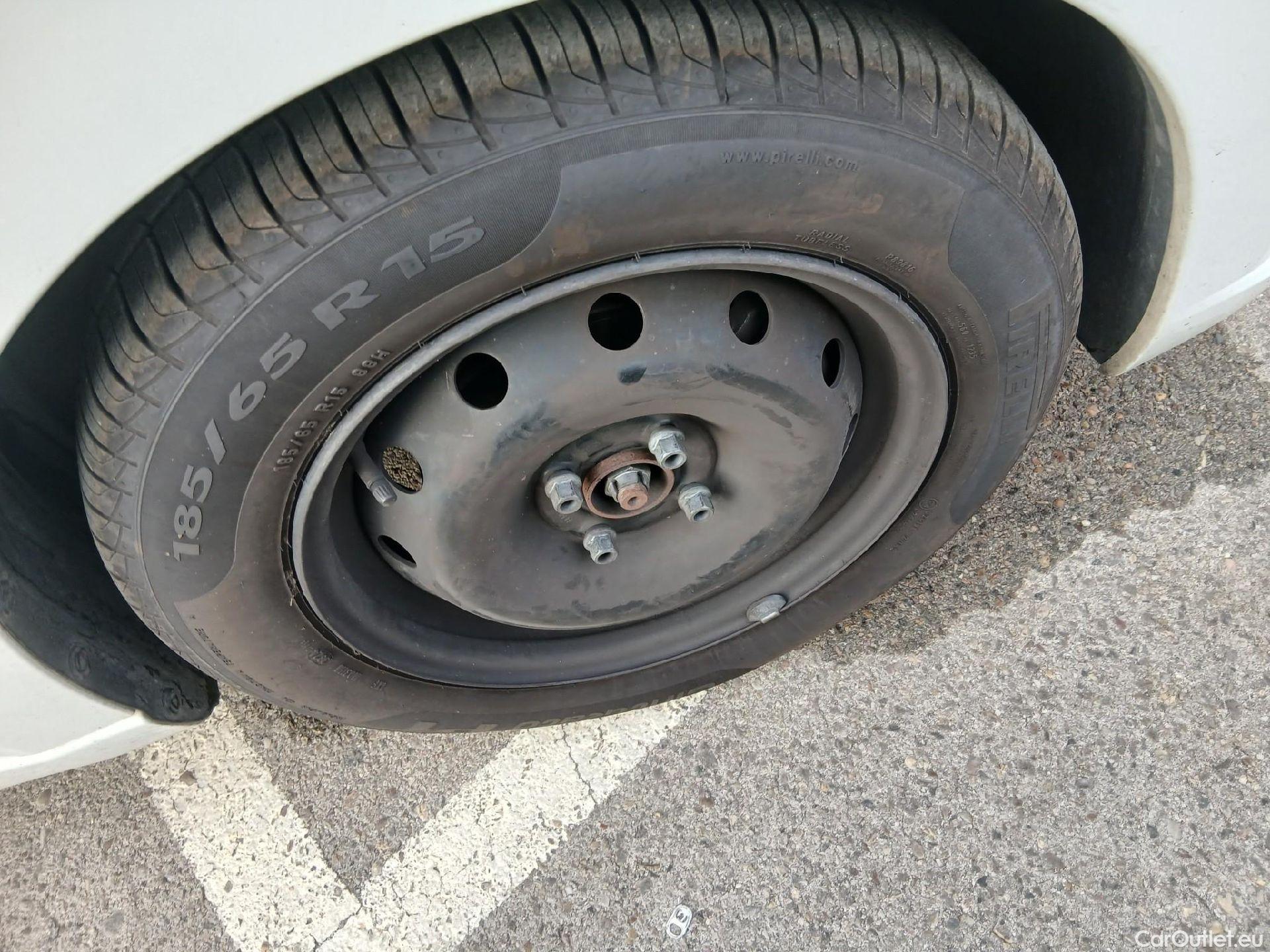  Nissan  Micra NISSAN  / 2017 / 5P / berlina con portón IG-T 68 kW (92 CV) E6D-F Visia #29