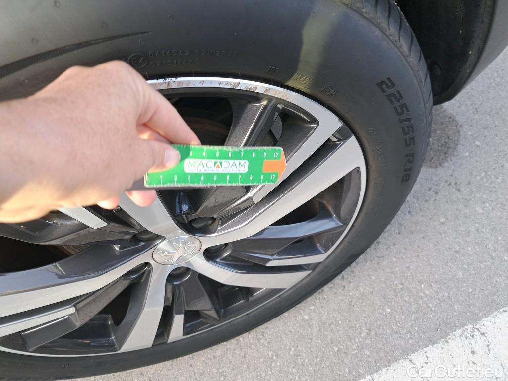  Land Rover  Discovery PEUGEOT 3008 / 2020 / 5P / todoterreno 1.2 PureTech 96KW (130CV) S&S Allure #4
