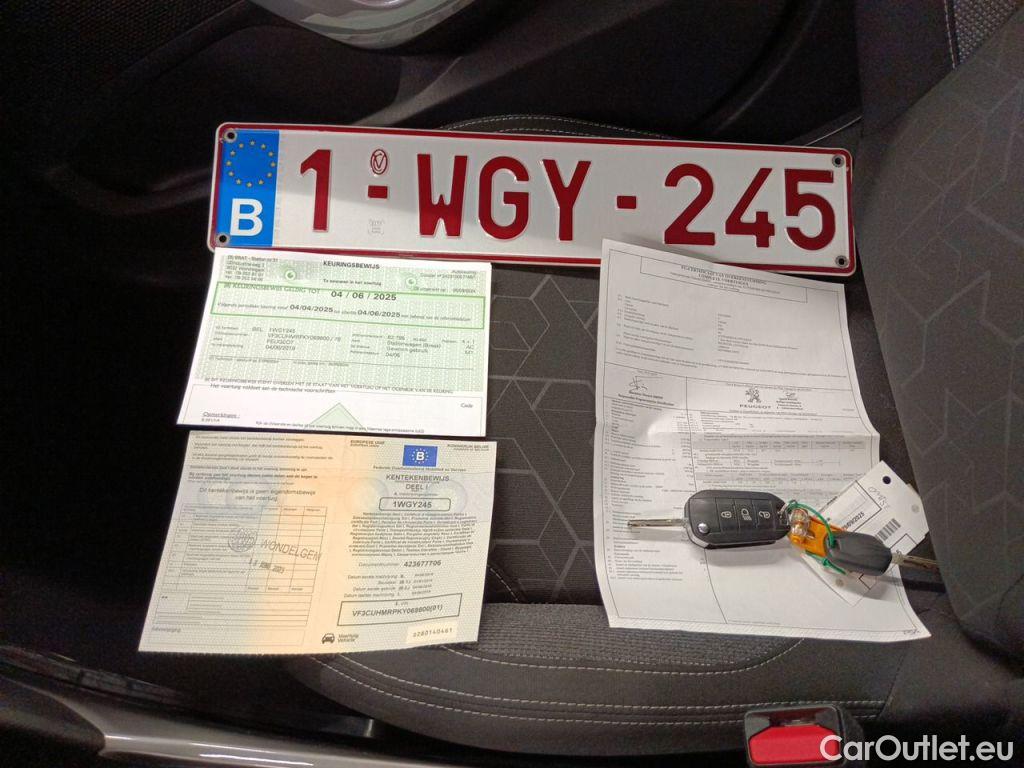 Peugeot  2008 Peugeot  1.2 Puretech 61kW S&S Active 5d #4