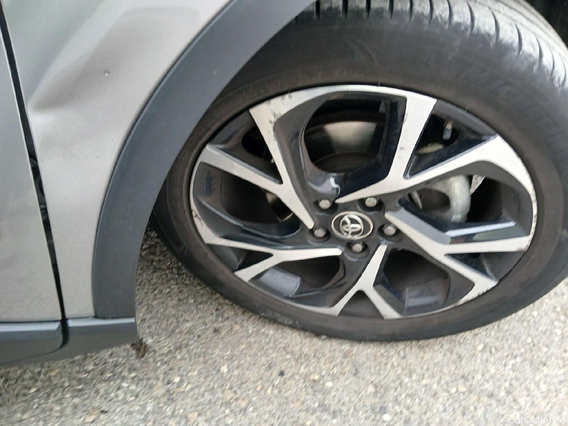 Toyota  C-HR TOYOTA  / 2016 / 5P / todoterreno 1.8 125H Advance (CX) #19