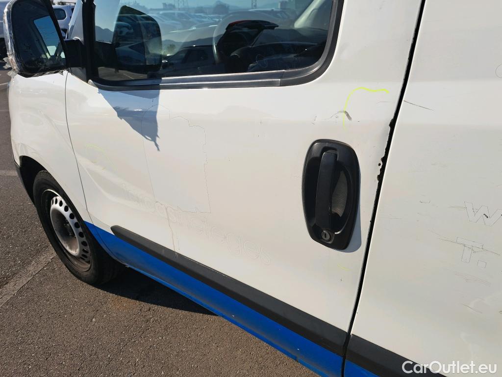  Fiat  Doblo FIAT Doblò Cargo/2015/4P/furgón derivado de turismo Cargo Maxi Base Plus 1.3 Mjet 70kW #43