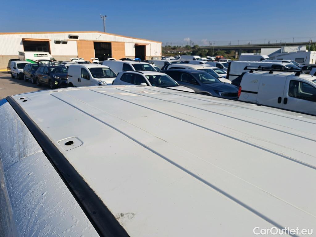  Fiat  Doblo FIAT Doblò Cargo/2015/4P/furgón derivado de turismo Cargo Maxi Base Plus 1.3 Mjet 70kW #12