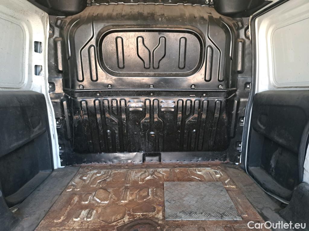 Fiat  Doblo FIAT Doblò Cargo/2015/4P/furgón derivado de turismo Cargo Maxi Base Plus 1.3 Mjet 70kW #39