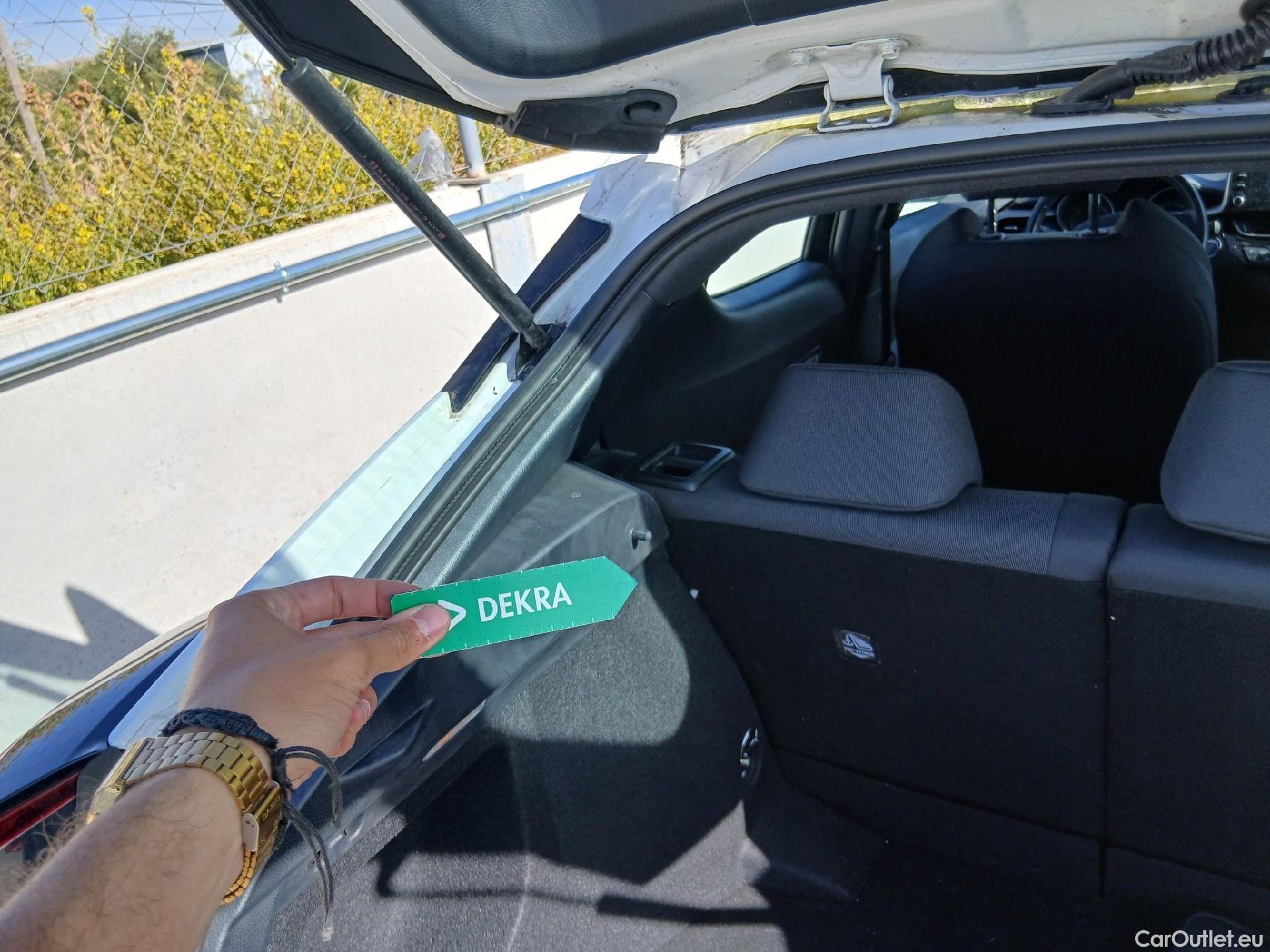  Toyota  C-HR TOYOTA  / 2019 / 5P / todoterreno 1.8 125H Active #3