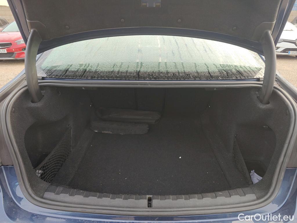 Bmw  Serie 3 BMW  / 2018 / 4P / sedán 318d Auto. #8