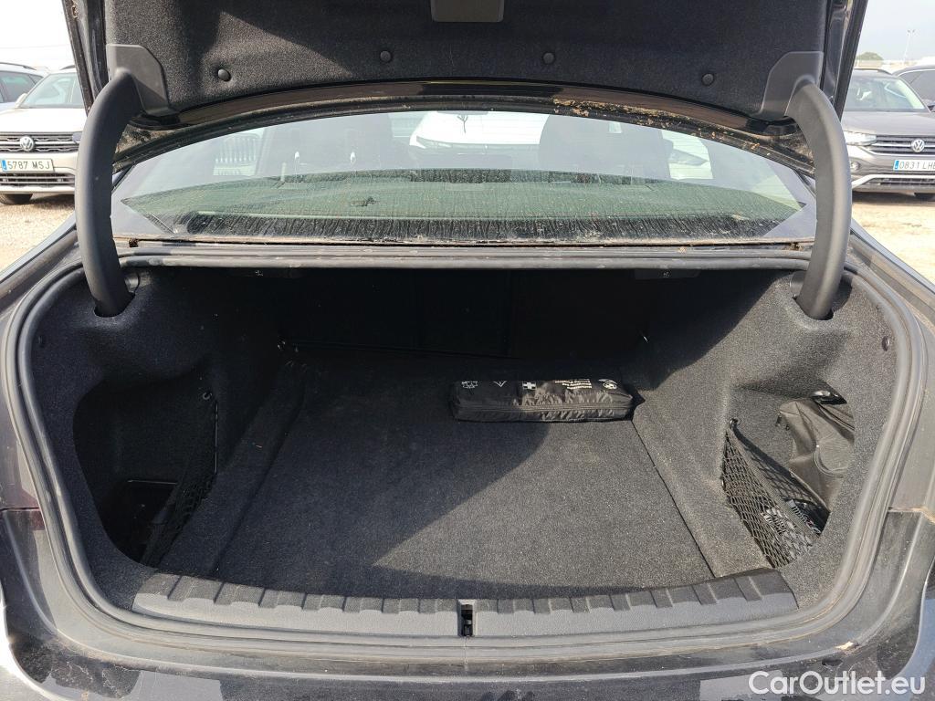 Bmw  Serie 3 BMW  / 2018 / 4P / sedán 318d Auto. #8