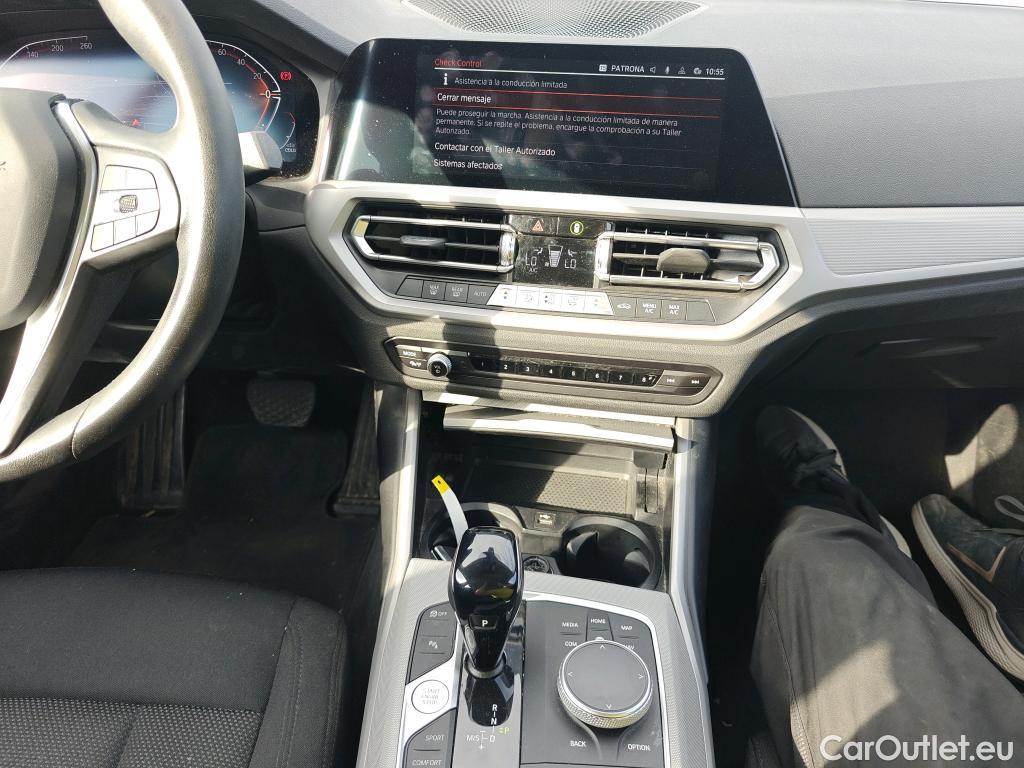 Bmw  Serie 3 BMW  / 2018 / 4P / sedán 318d Auto. #14