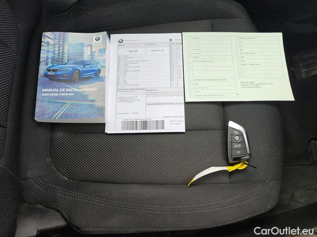 Bmw  Serie 3 BMW  / 2018 / 4P / sedán 318d Auto. #9