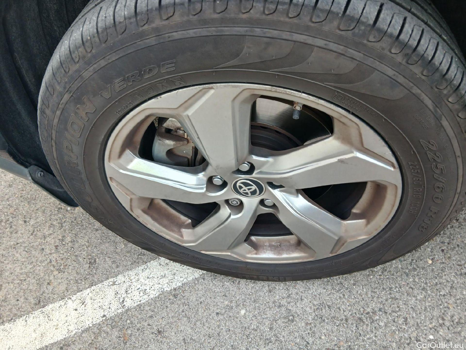  Toyota  RAV4 TOYOTA  / 2018 / 5P / todoterreno 2.5l 220H Advance #6