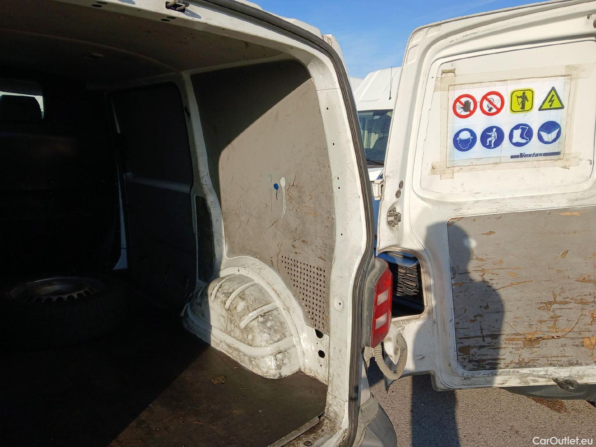  Volkswagen  Transporter VOLKSWAGEN  / 2015 / 4P / furgón Furgón Corto TN 2.0 TDI 110kW BMT 4Mot #28
