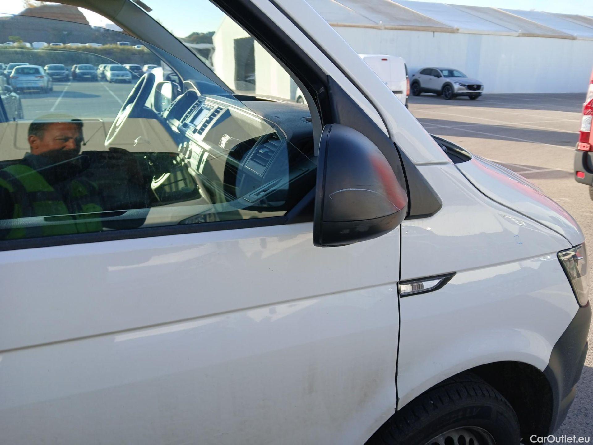  Volkswagen  Transporter VOLKSWAGEN  / 2015 / 4P / furgón Furgón Corto TN 2.0 TDI 110kW BMT 4Mot #69