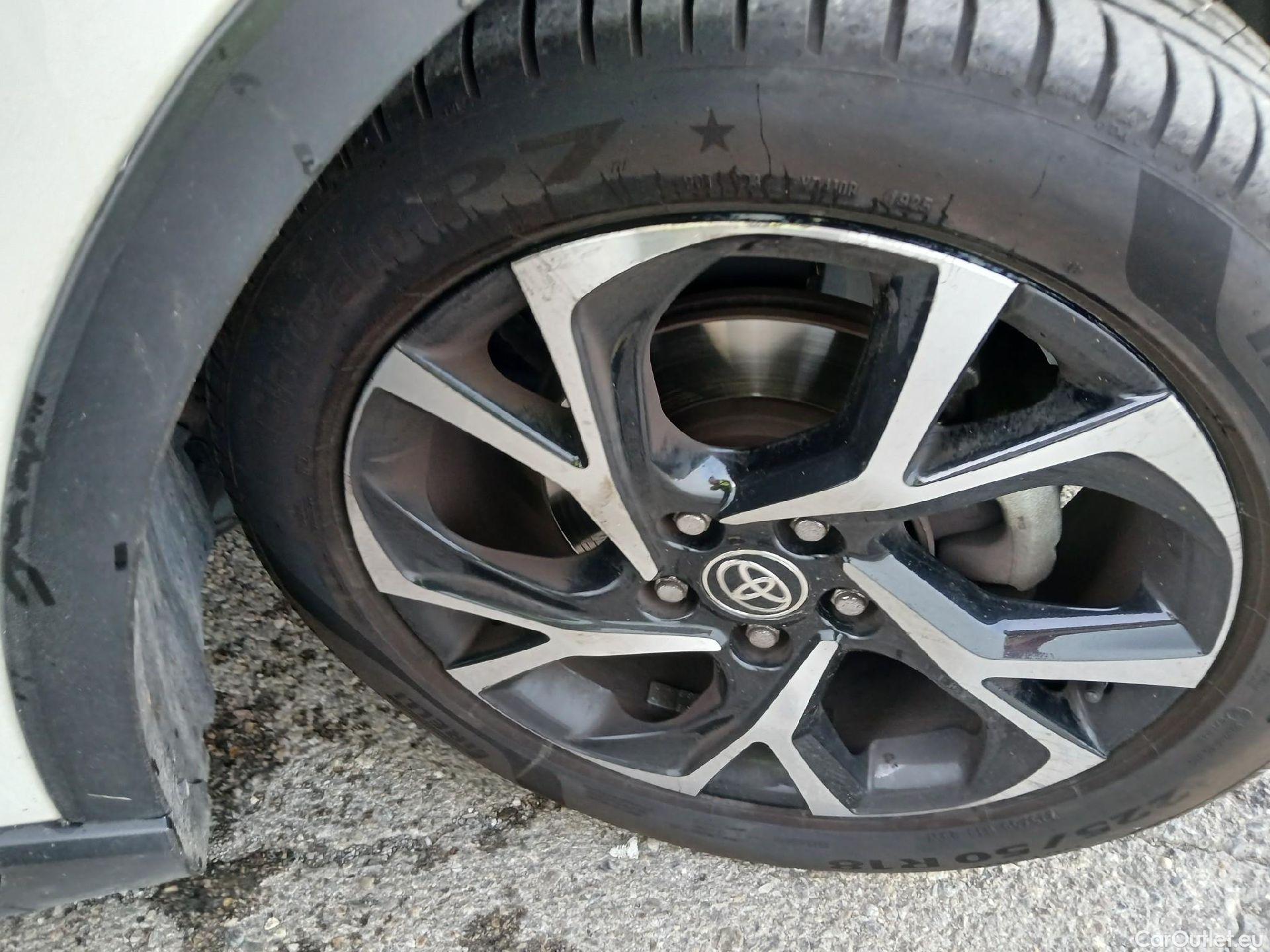  Land Rover  Discovery TOYOTA C-HR / 2019 / 5P / todoterreno 1.8 125H Advance #38