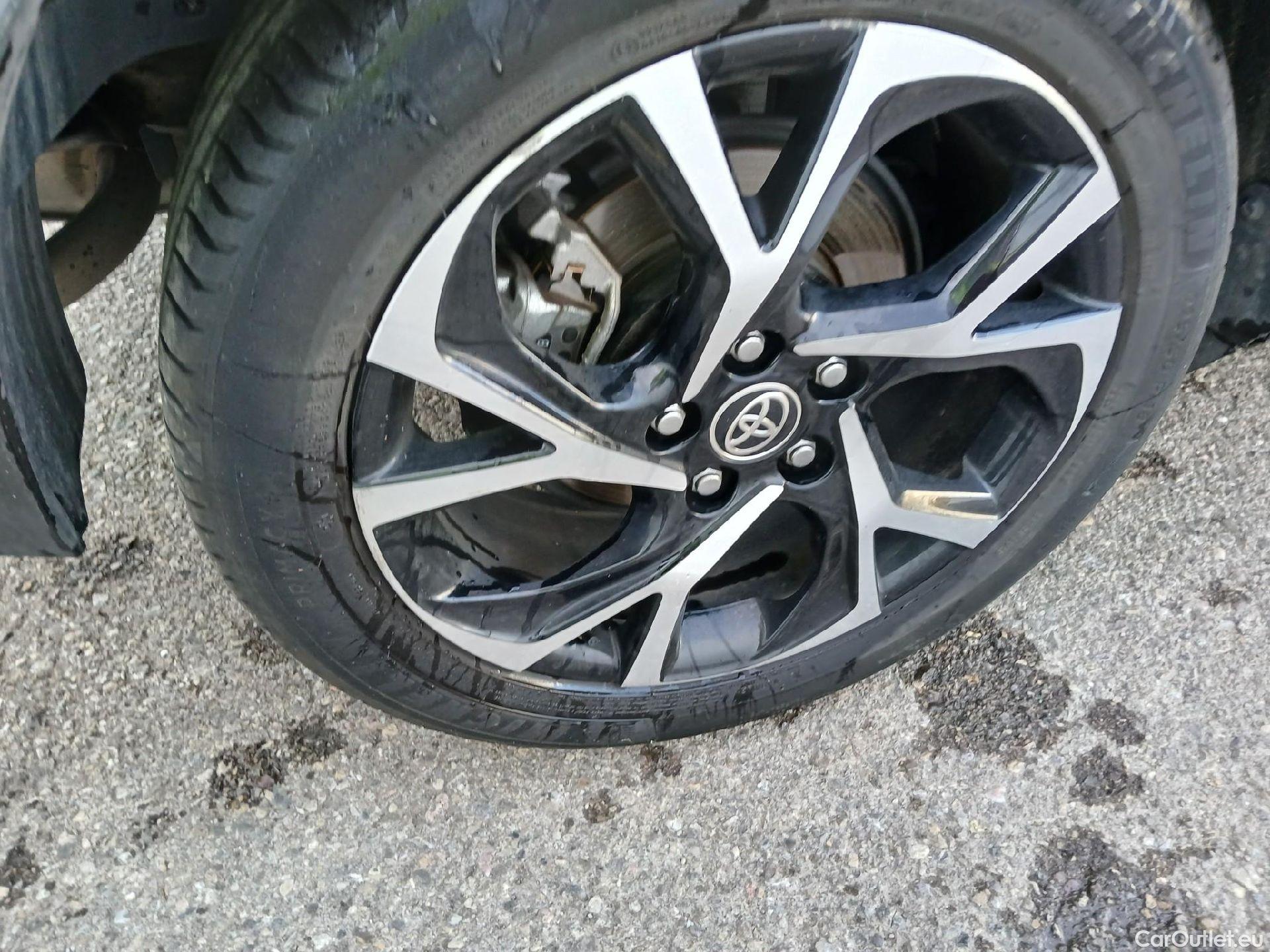  Land Rover  Discovery TOYOTA C-HR / 2019 / 5P / todoterreno 1.8 125H Advance #32