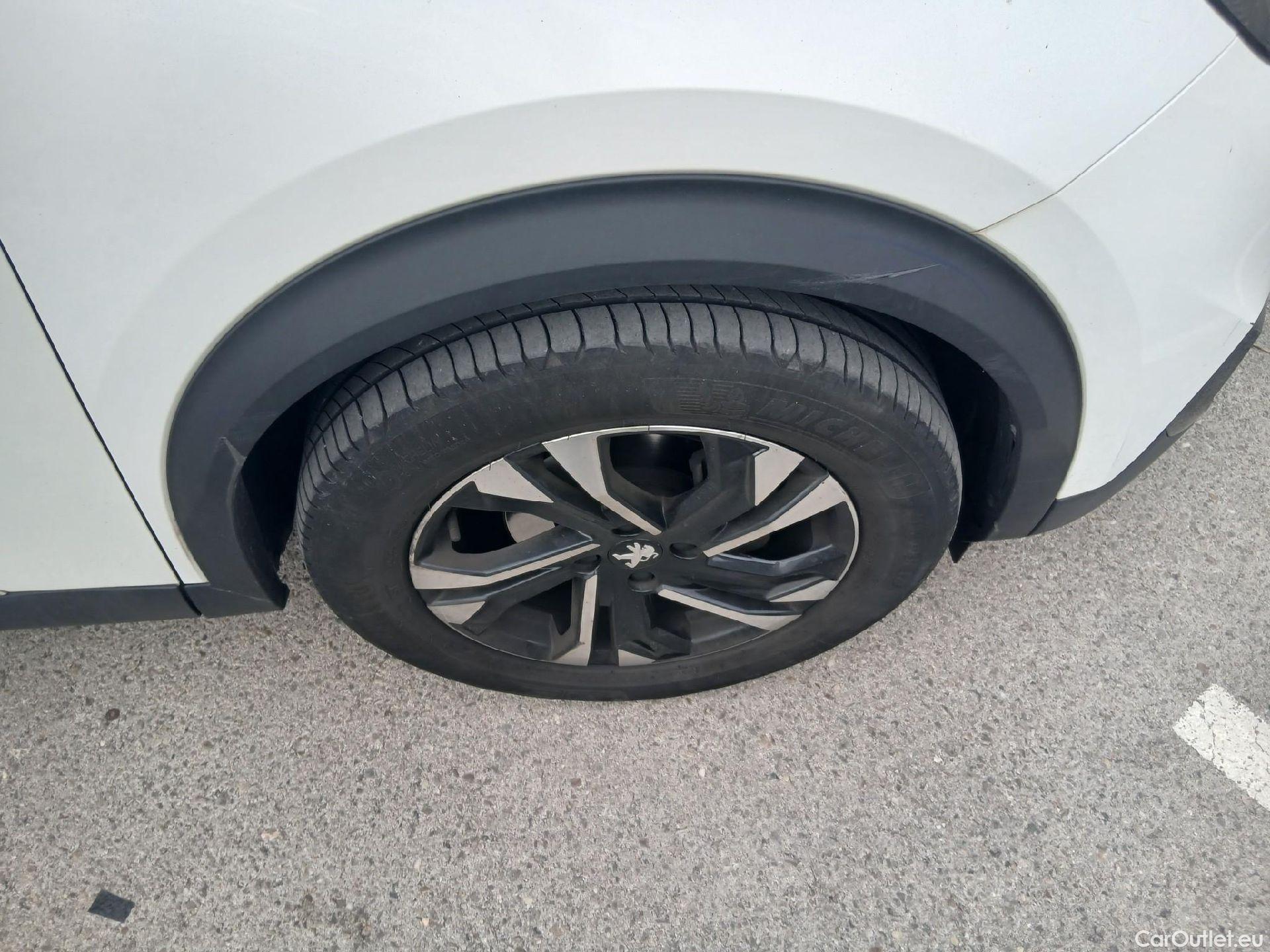  Peugeot  2008 PEUGEOT  / 2019 / 5P / todoterreno Allure Pack BlueHDI 81kW (110CV) (AC) #42