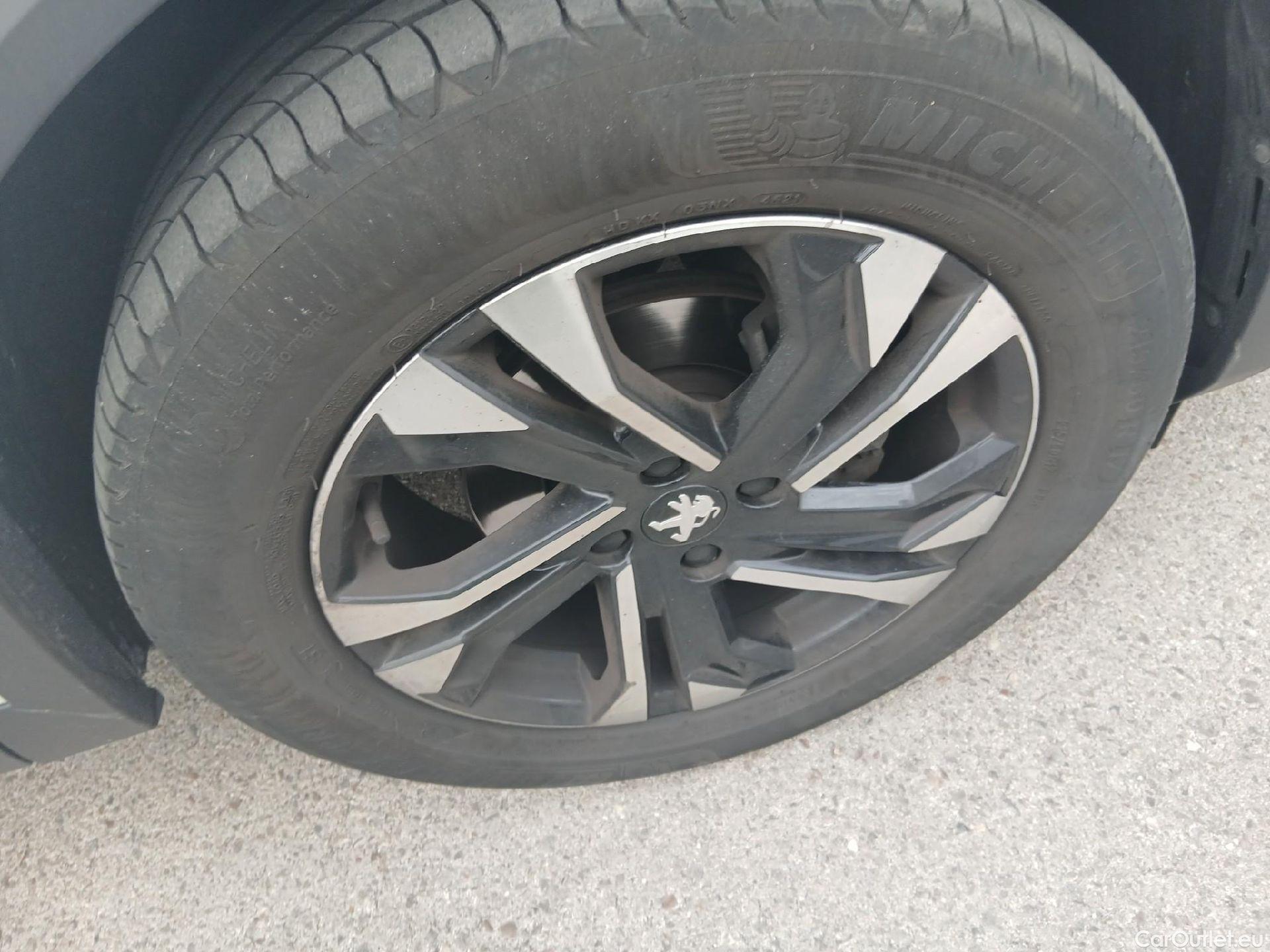  Peugeot  2008 PEUGEOT  / 2019 / 5P / todoterreno Allure Pack BlueHDI 81kW (110CV) (AC) #40