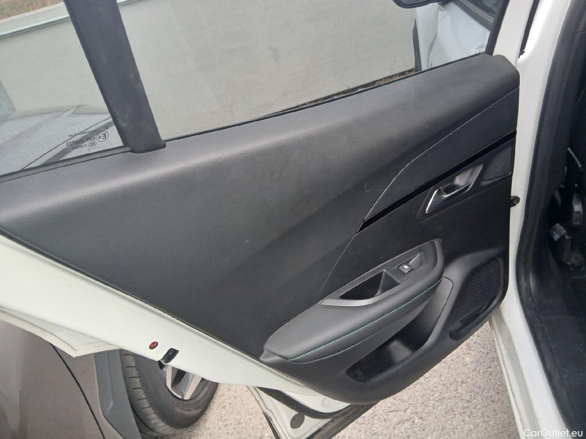  Peugeot  2008 PEUGEOT  / 2019 / 5P / todoterreno Allure Pack BlueHDI 81kW (110CV) (AC) #21