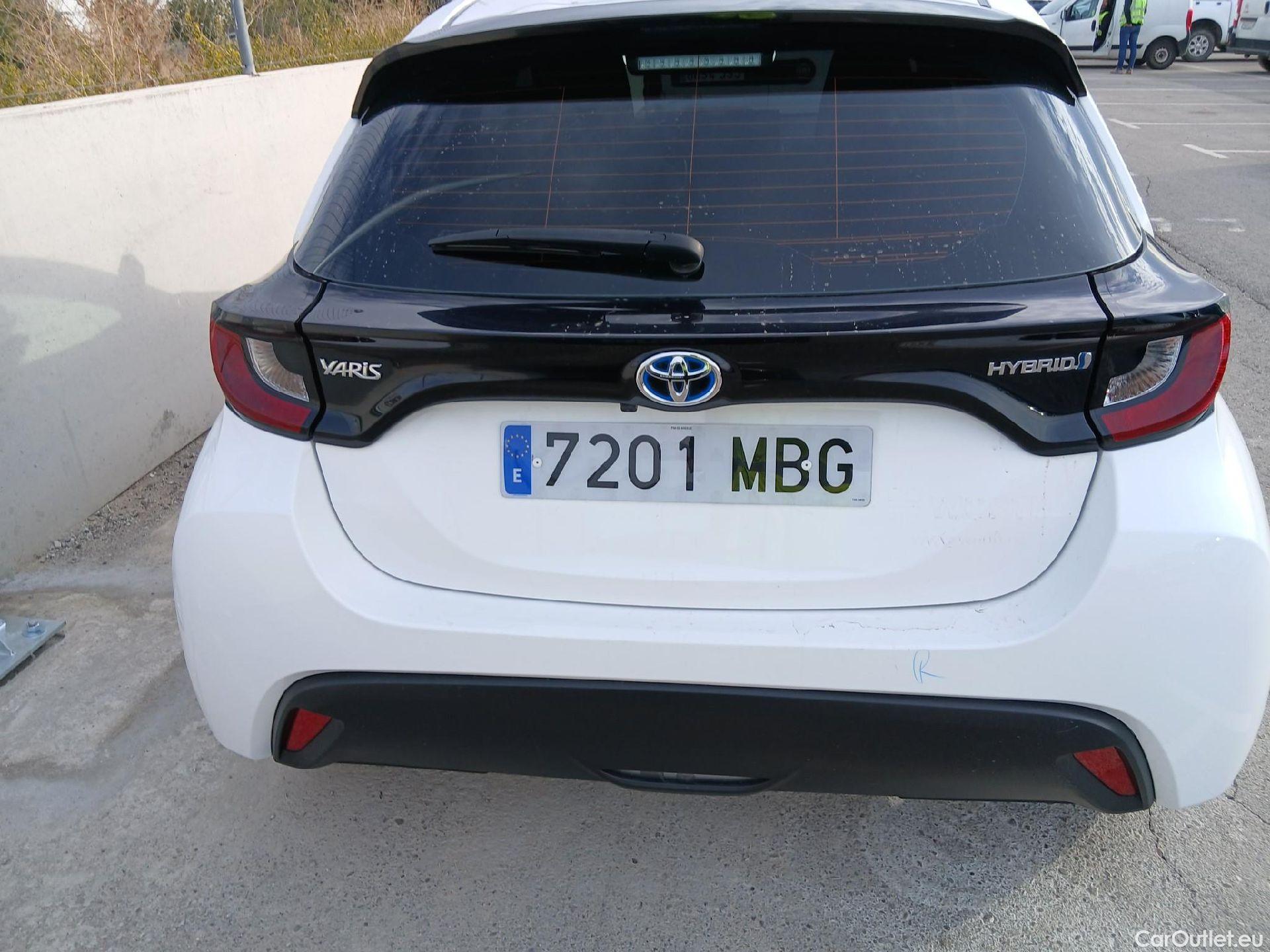  Toyota  Yaris TOYOTA  / 2020 / 5P / berlina con portón 1.5 120H Business Plus #16