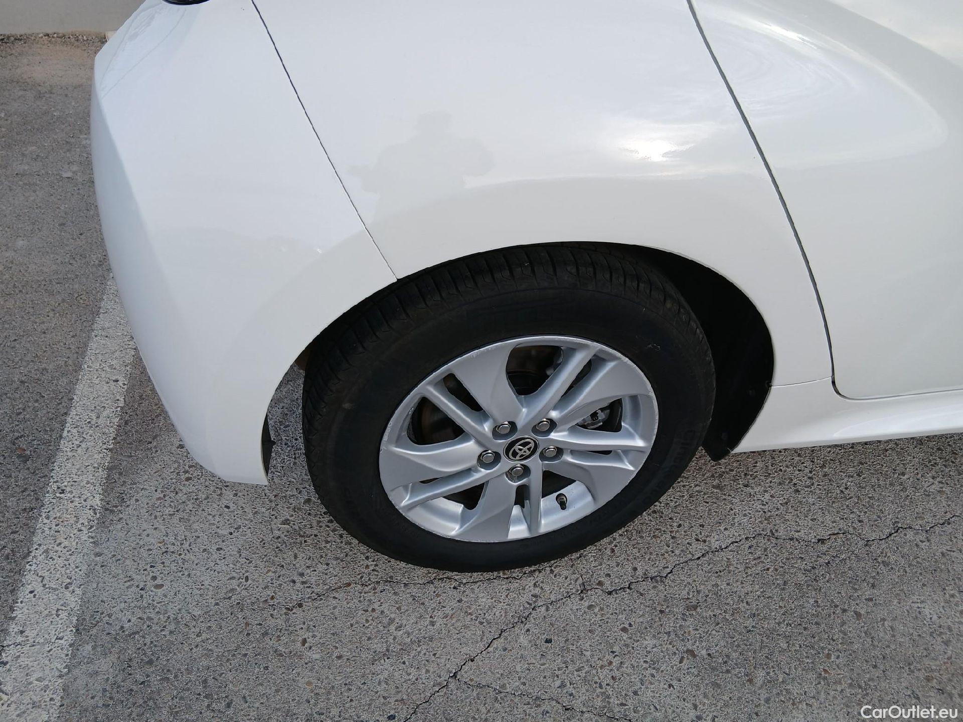  Toyota  Yaris TOYOTA  / 2020 / 5P / berlina con portón 1.5 120H Business Plus #3