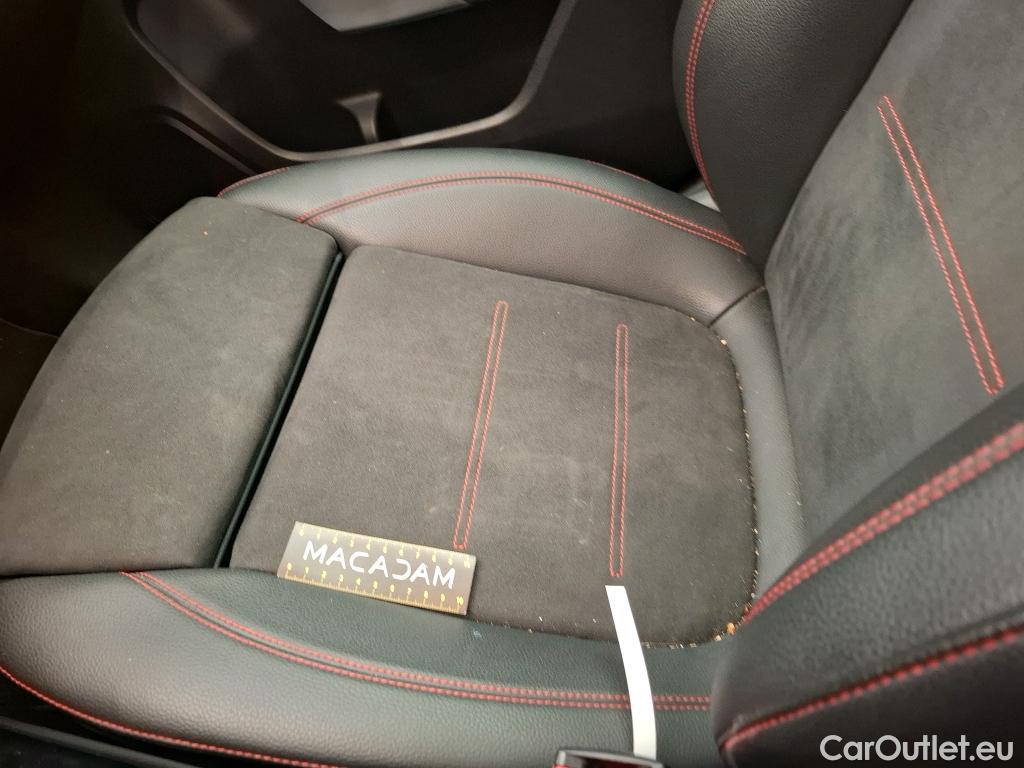  Mercedes  A-Klasse MERCEDES BENZ Classe A Compact  2018  5P  Berline A 250 AMG Line 4Matic #28