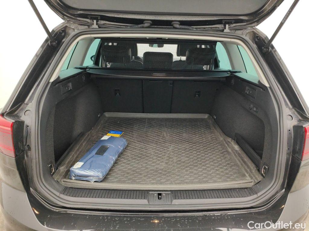 Volkswagen  Passat VOLKSWAGEN  VARIANT PA - 2019 2.0 TDi 150 Elegance (EU6 d) 5d #13