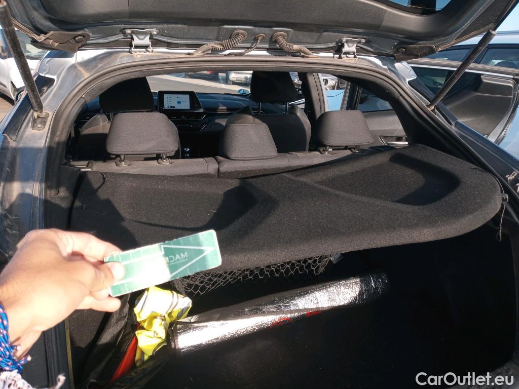  Land Rover  Discovery TOYOTA C-HR / 2019 / 5P / todoterreno 1.8 125H Advance #1