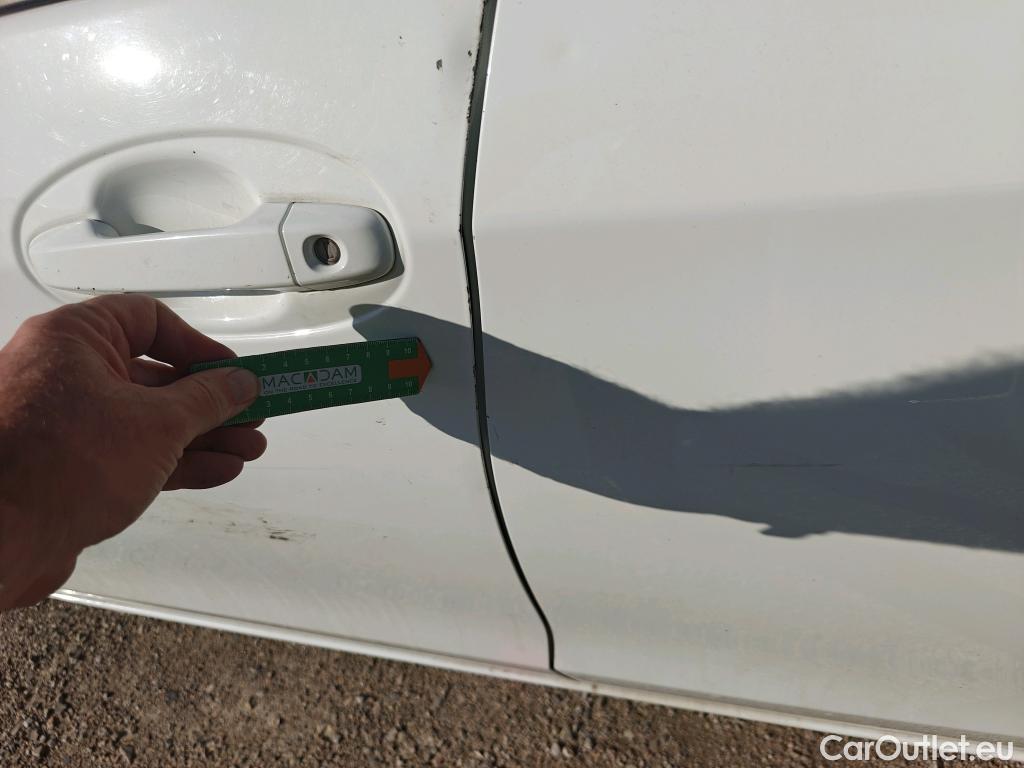  Toyota  Yaris TOYOTA  / 2017 / 5P / berlina con portón 1.5 100H Active Tech #10