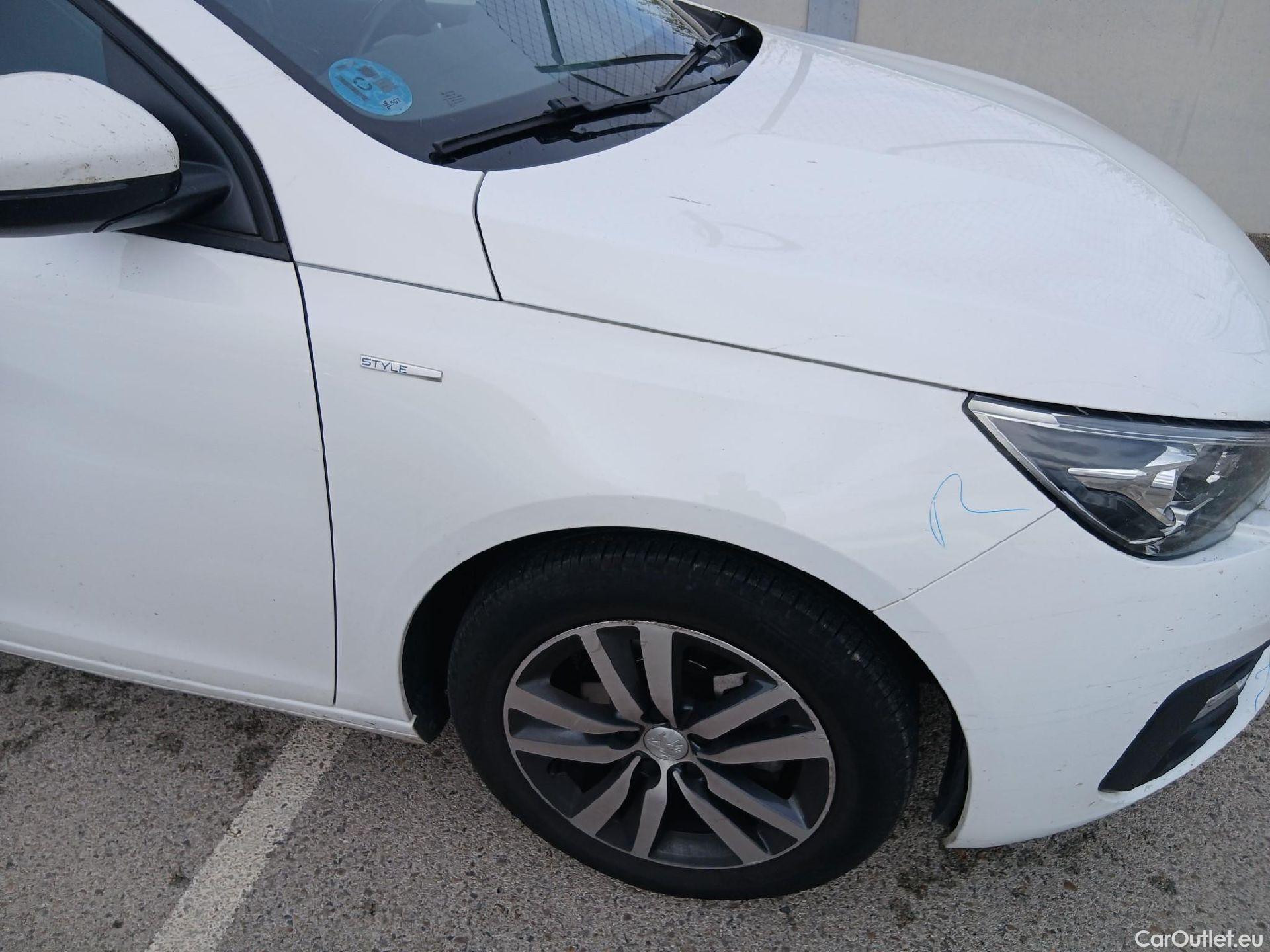  Peugeot  308 PEUGEOT  / 2017 / 5P / familiar SW Style BlueHDi 130 S&S #39
