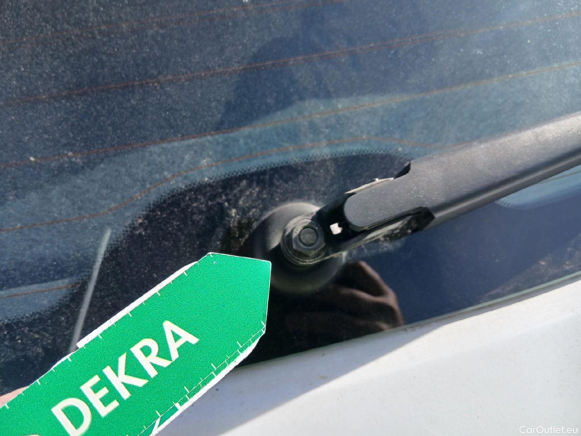 Nissan  Micra NISSAN  / 2017 / 5P / berlina con portón IG-T 68 kW (92 CV) E6D-F Visia #34