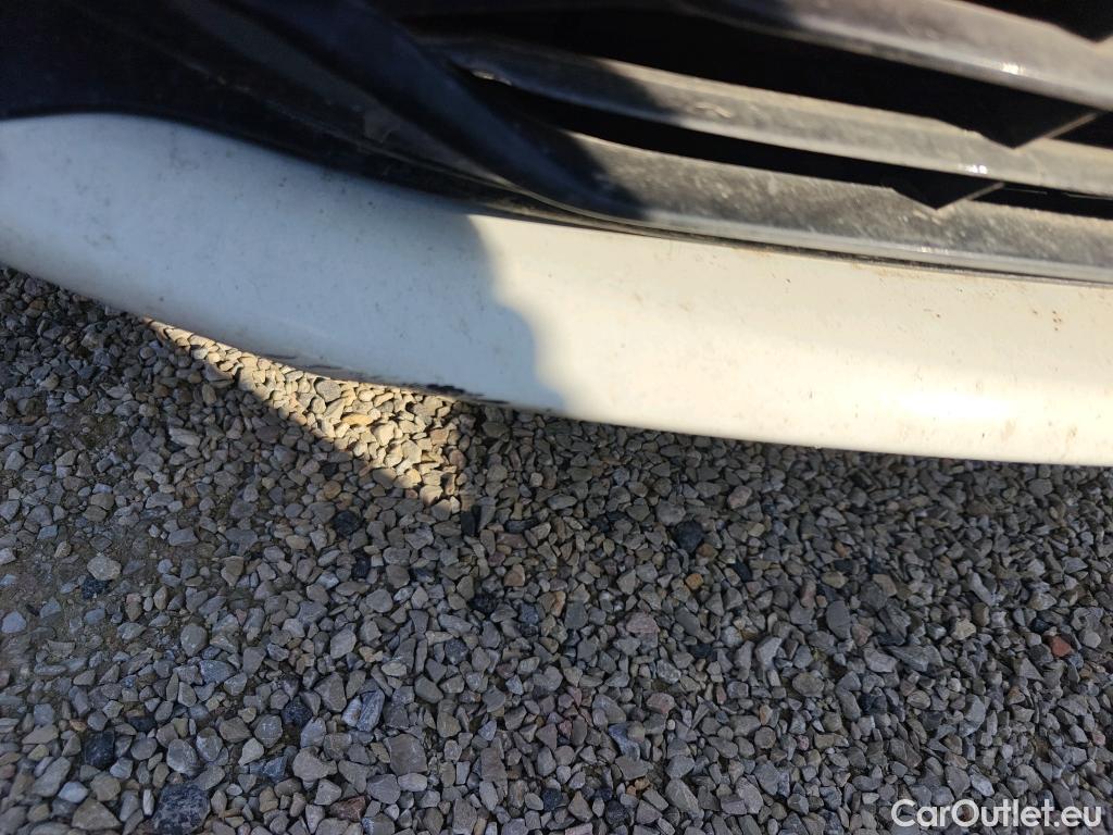  Toyota  Yaris TOYOTA  / 2017 / 5P / berlina con portón 1.5 100H Active Tech #25