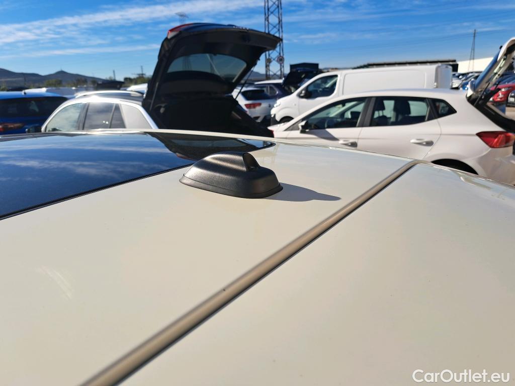  Mini  Cooper MINI MINI / 2014 / 5P / berlina con portón ONE 5 PUERTAS (CX) #28