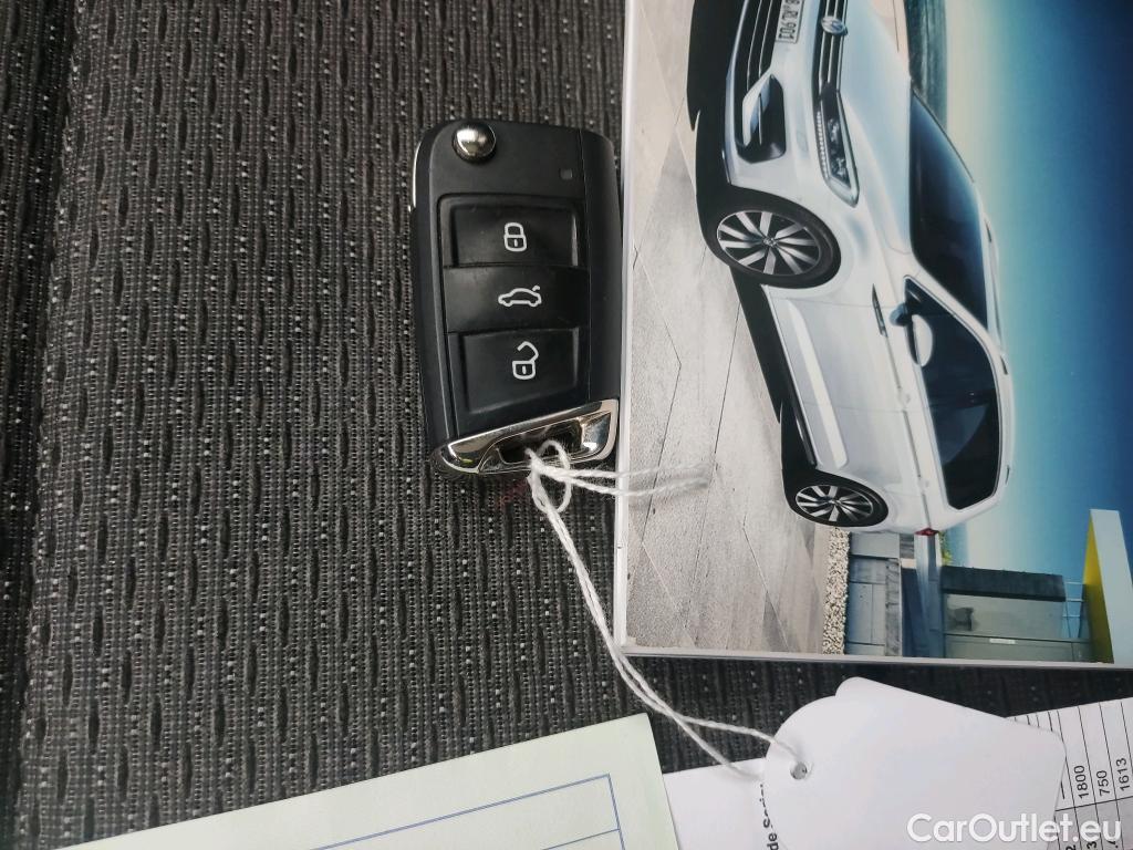  Volkswagen  Touran VOLKSWAGEN  / 2015 / 5P / monovolumen compacto Advance 2.0 TDI 110kW (150CV) #2