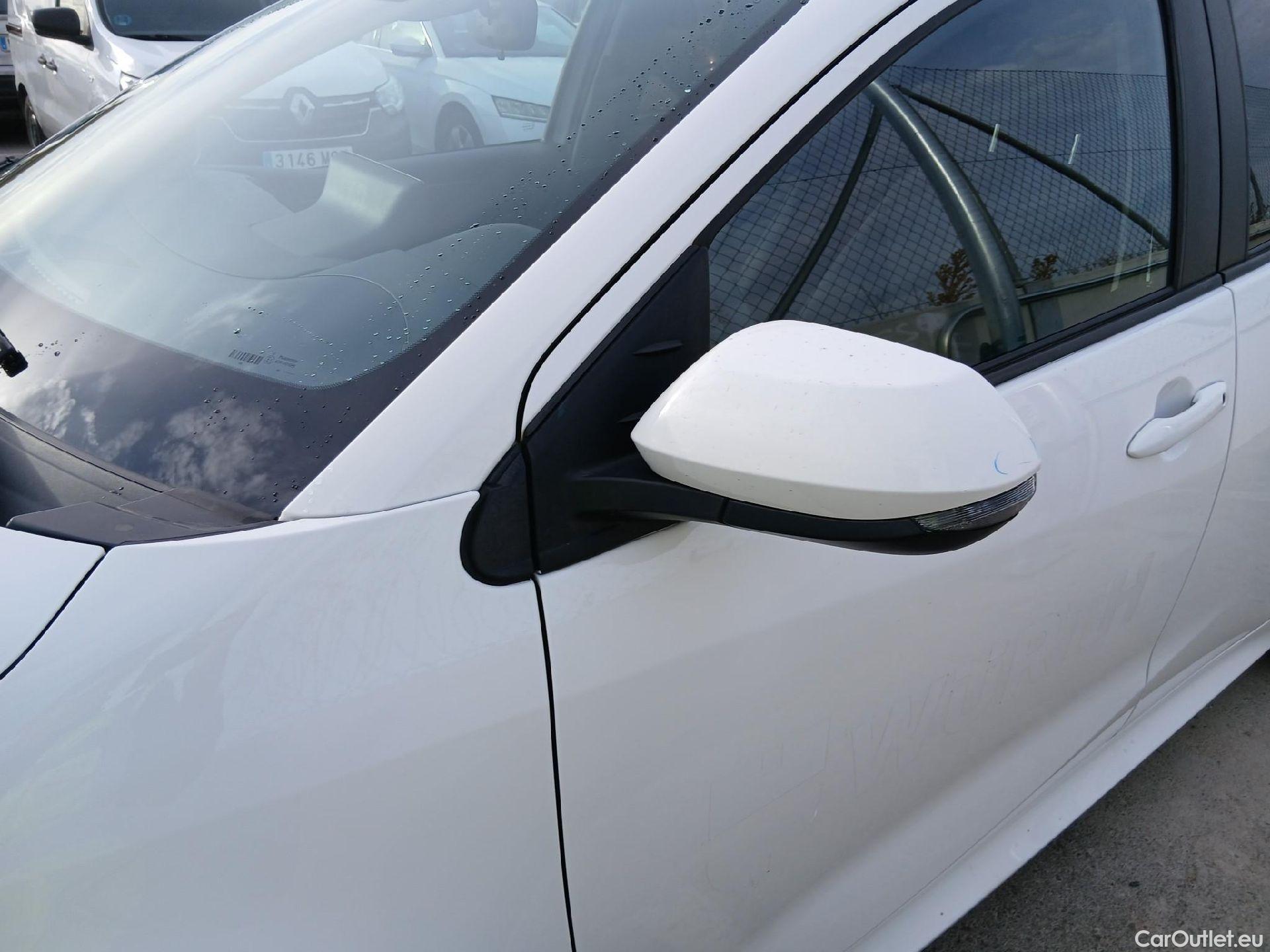  Toyota  Yaris TOYOTA  / 2020 / 5P / berlina con portón 1.5 120H Business Plus #12
