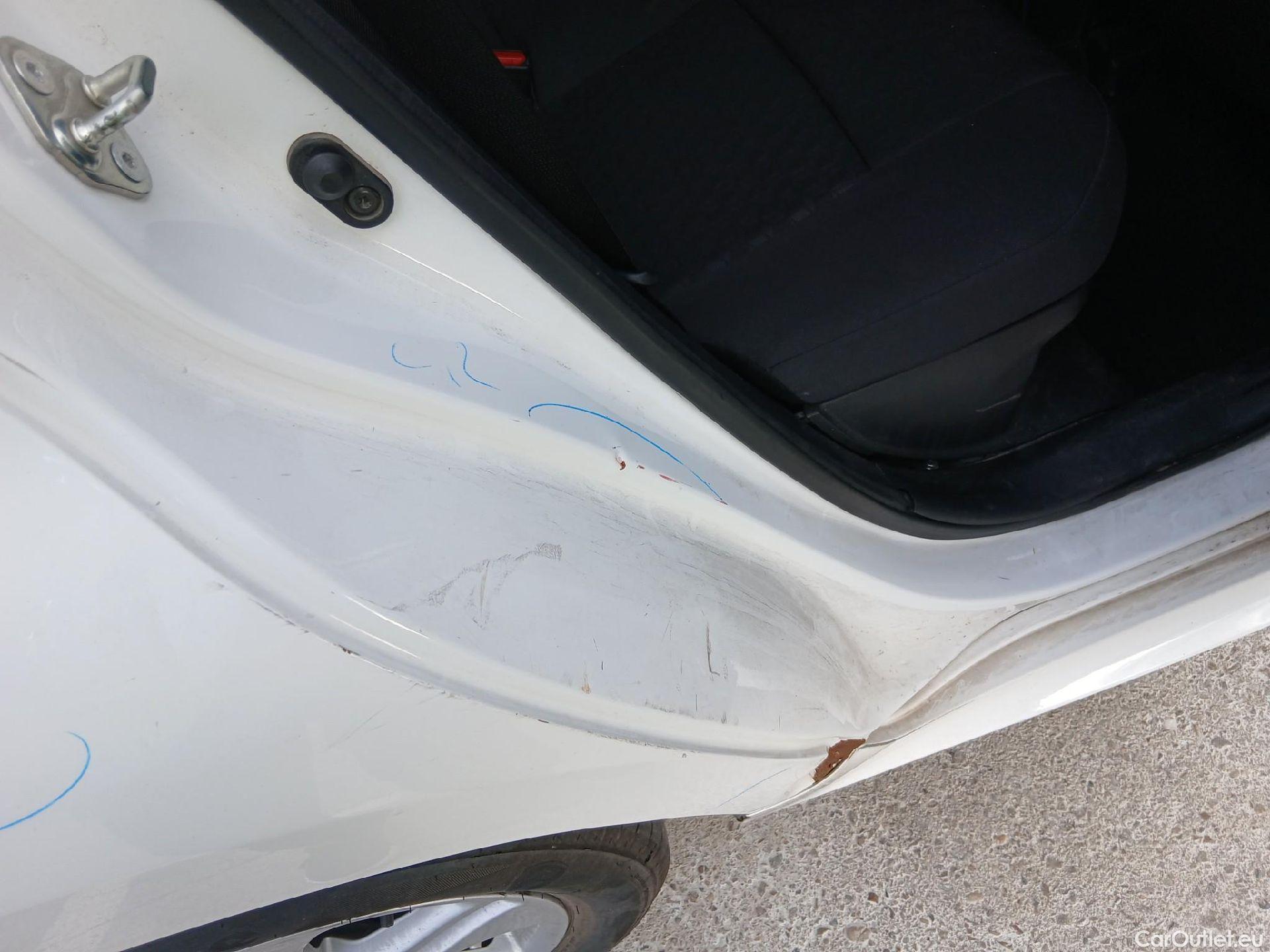  Toyota  Yaris TOYOTA  / 2020 / 5P / berlina con portón 1.5 120H Business Plus #25