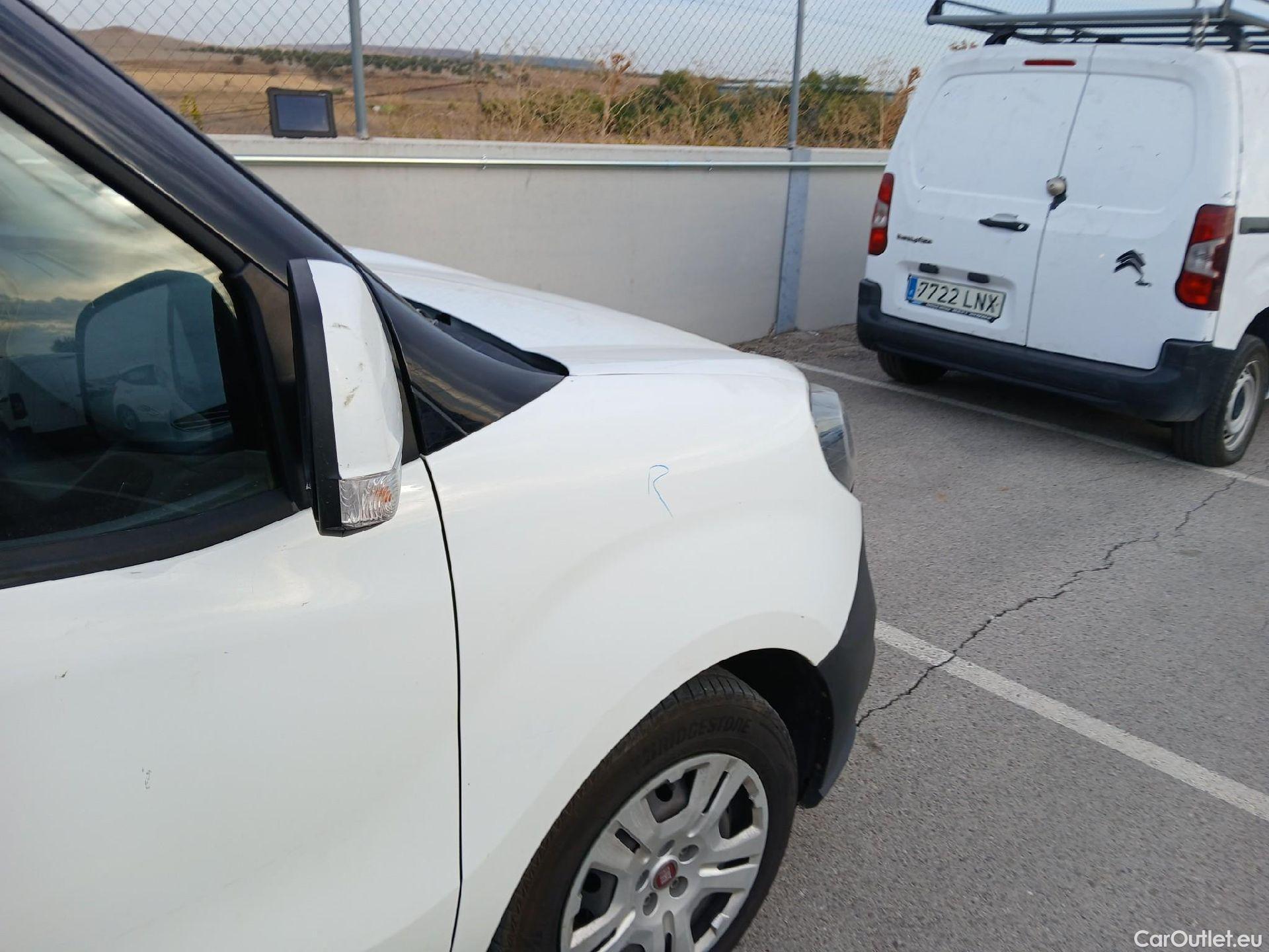 Fiat  Doblo FIAT Doblò Cargo/2015/4P/furgón derivado de turismo Cargo SX 1.6 Mjet 66kW (90CV) (AC) #40
