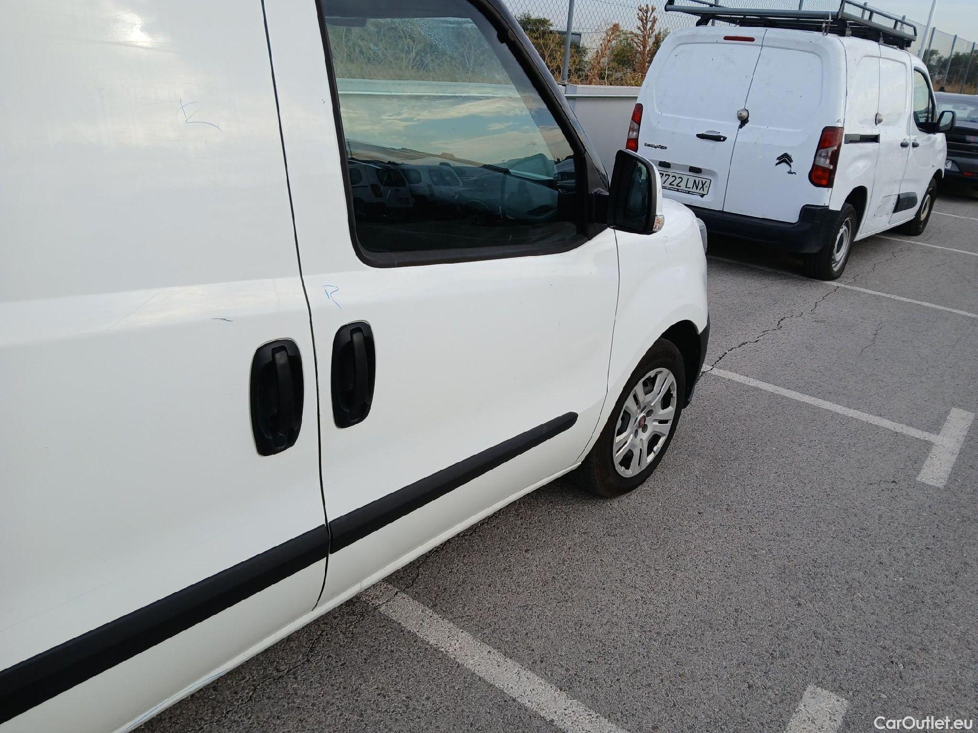  Fiat  Doblo FIAT Doblò Cargo/2015/4P/furgón derivado de turismo Cargo SX 1.6 Mjet 66kW (90CV) (AC) #39