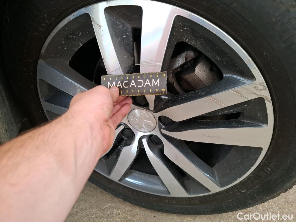 Peugeot  308  Allure 1.2 PureTech 130CV BVA8 E6d #28