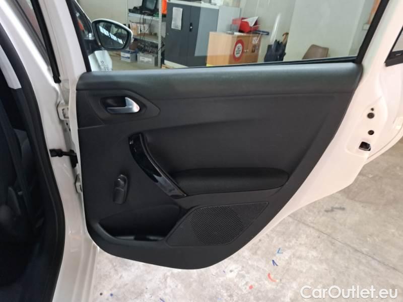 Peugeot  208 PEUGEOT  / 2015 / 5P / BERLINA VAN ACTIVE BLUEHDI 100CV #131