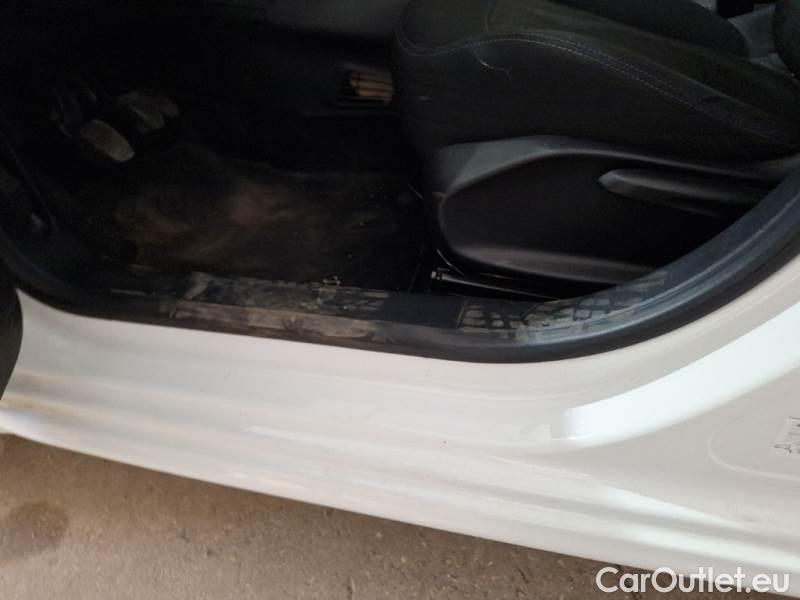 Peugeot  208 PEUGEOT  / 2015 / 5P / BERLINA VAN ACTIVE BLUEHDI 100CV #157