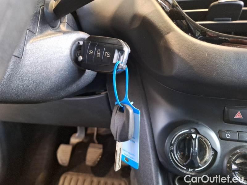 Peugeot  208 PEUGEOT  / 2015 / 5P / BERLINA VAN ACTIVE BLUEHDI 100CV #127