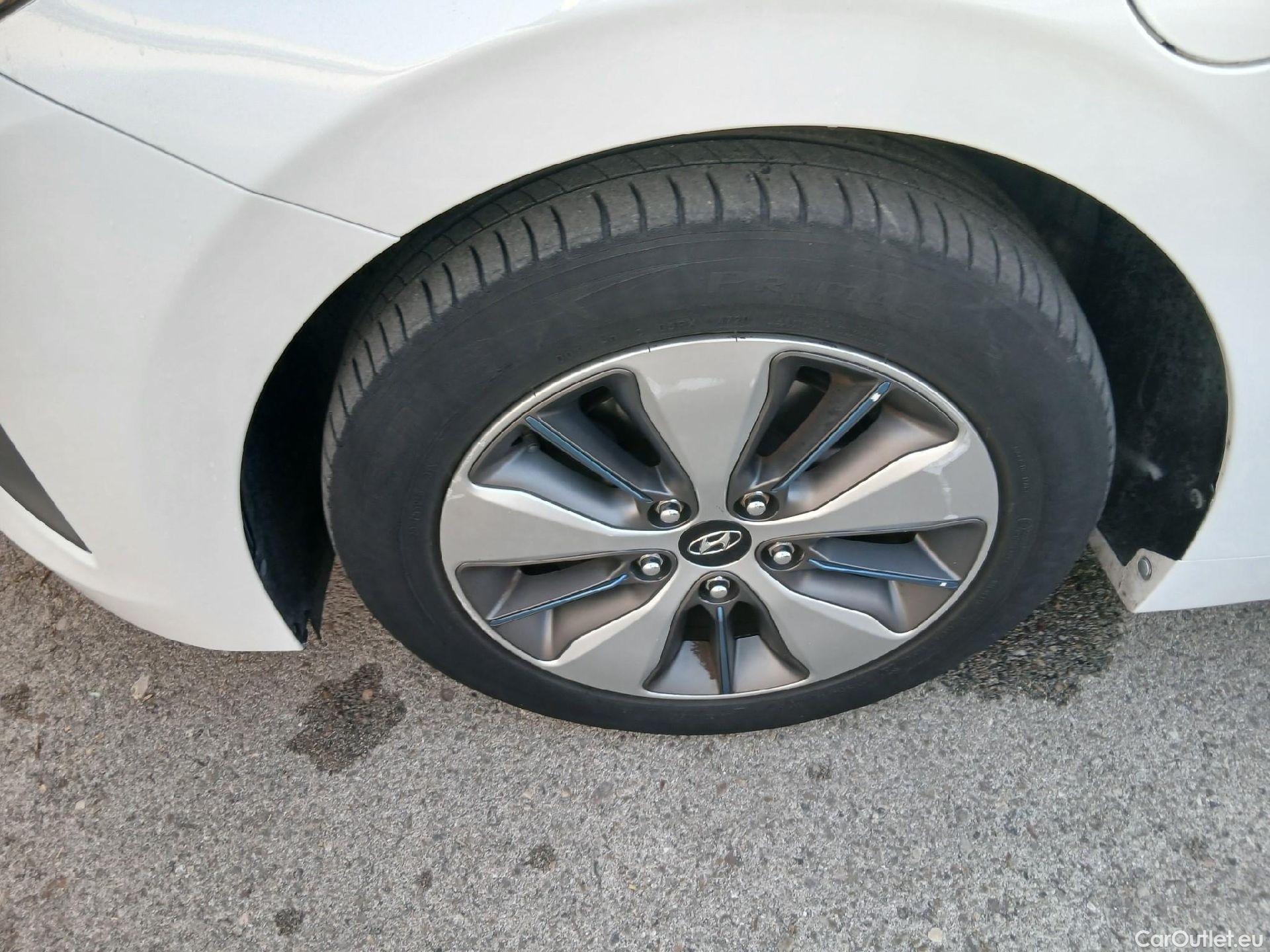  Hyundai   Ioniq HYUNDAI / 2016 / 5P / berlina con portón 1.6 GDI PHEV Tecno DCT #5