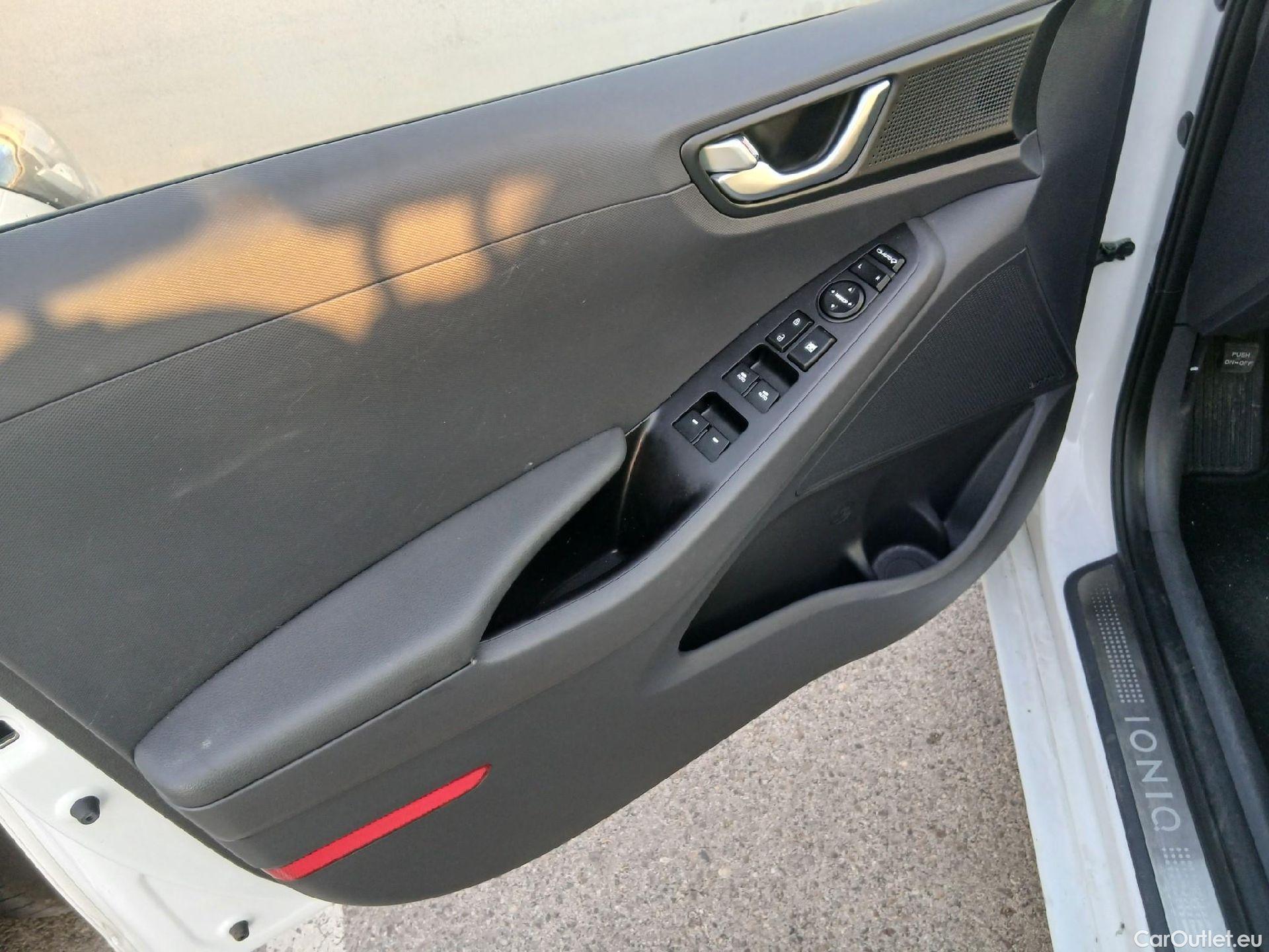  Hyundai   Ioniq HYUNDAI / 2016 / 5P / berlina con portón 1.6 GDI PHEV Tecno DCT #2